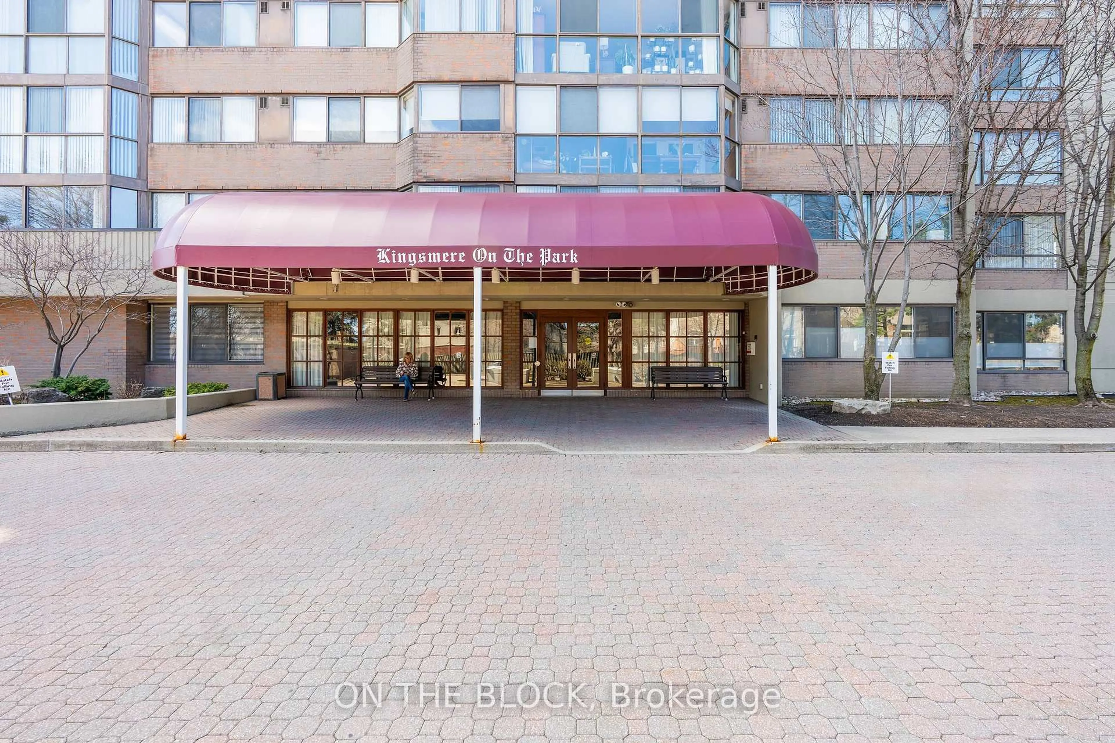 Indoor foyer for 880 Dundas St #203, Mississauga Ontario L5C 4H3