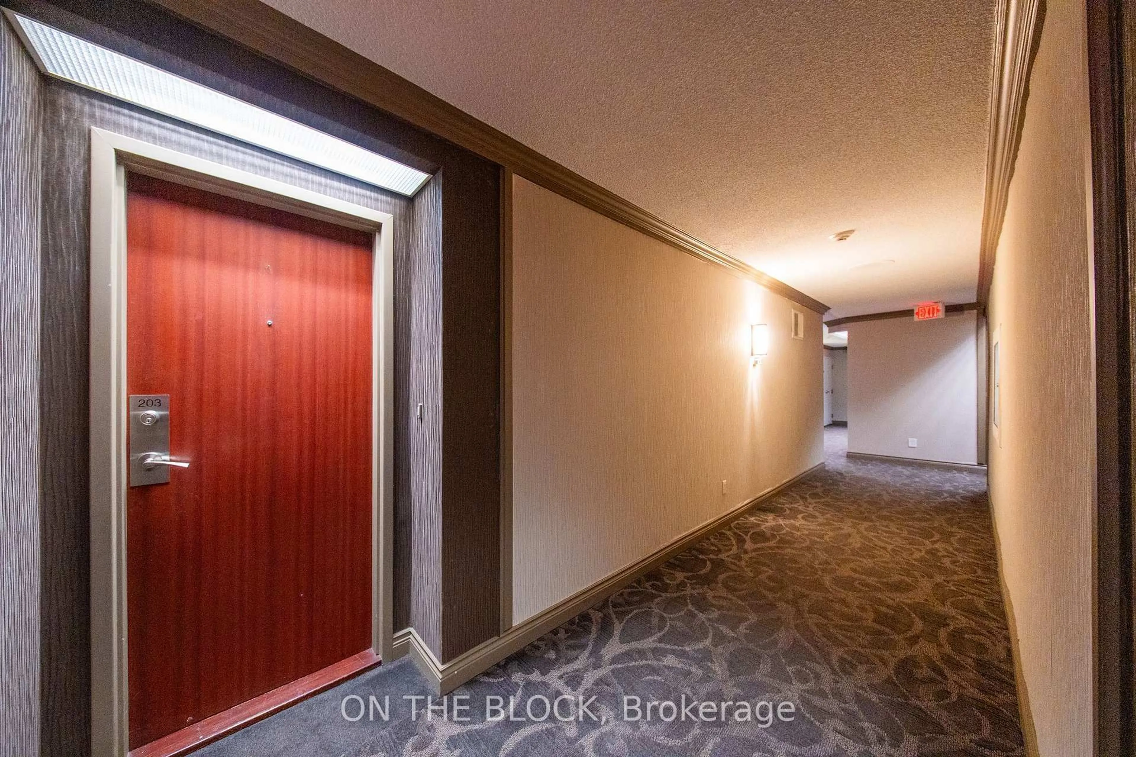 Indoor foyer for 880 Dundas St #203, Mississauga Ontario L5C 4H3