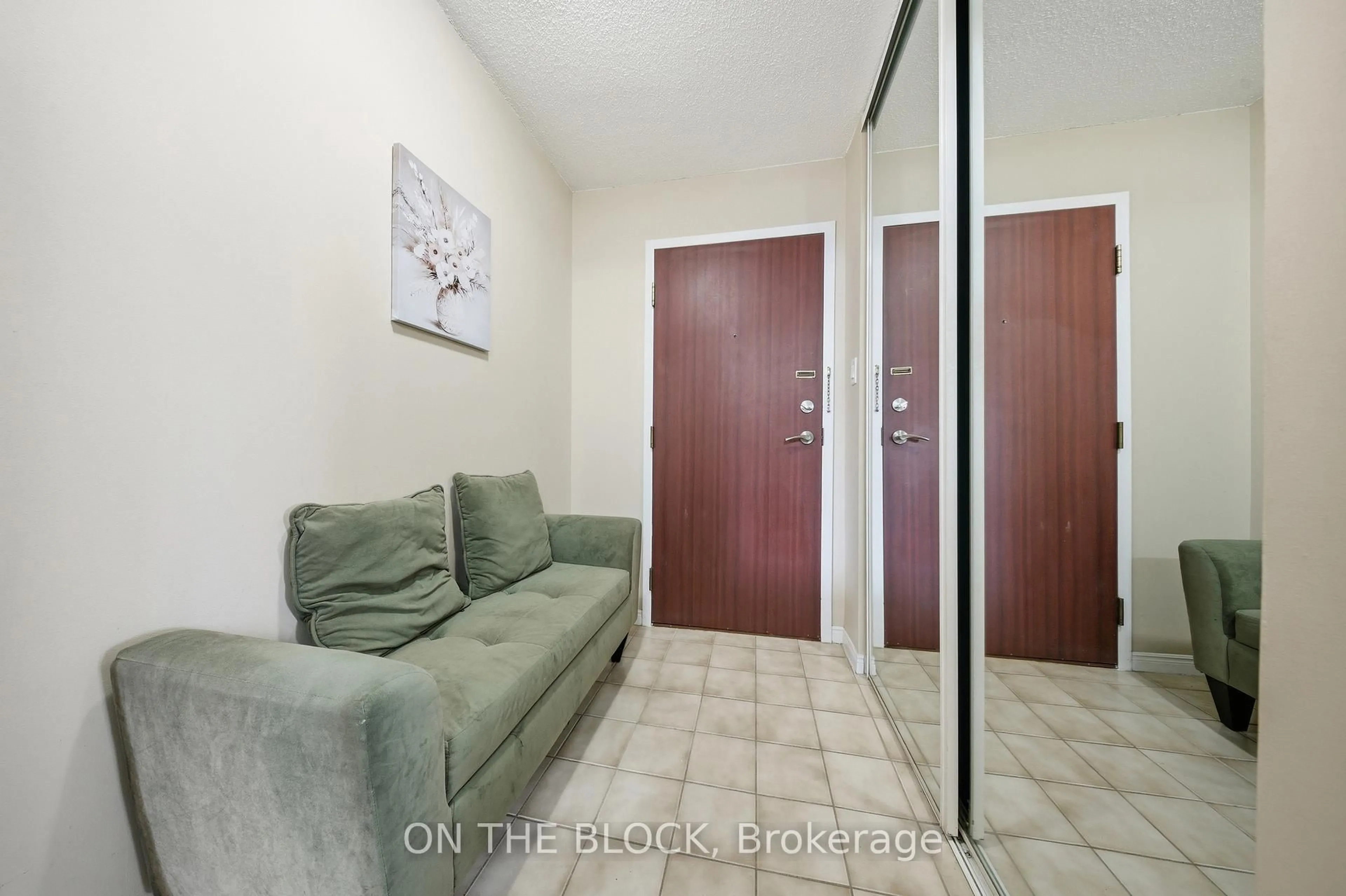 Unknown for 880 Dundas St #203, Mississauga Ontario L5C 4H3