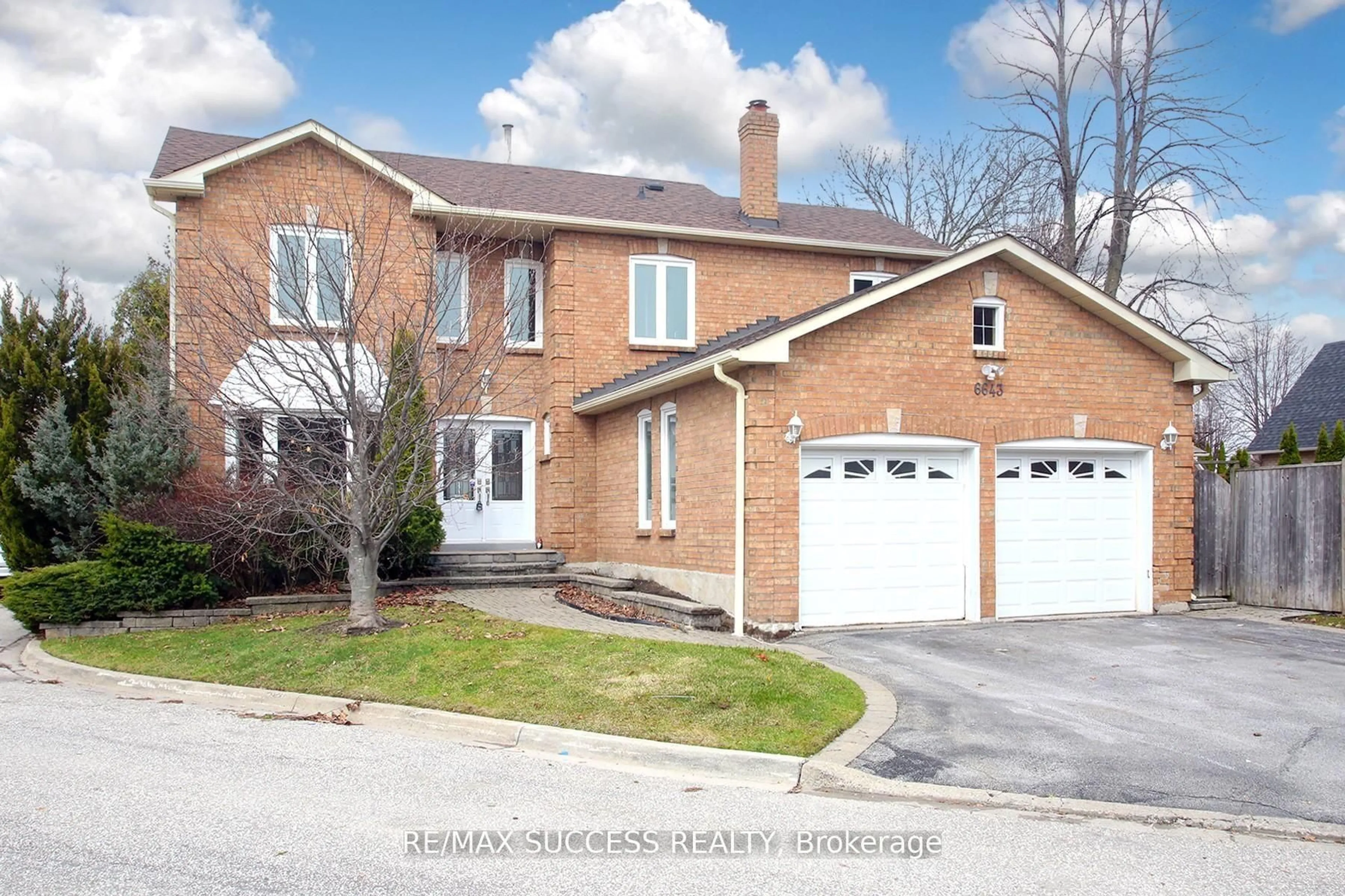 Home with brick exterior material, street for 6643 Mockingbird Lane, Mississauga Ontario L5N 5K2