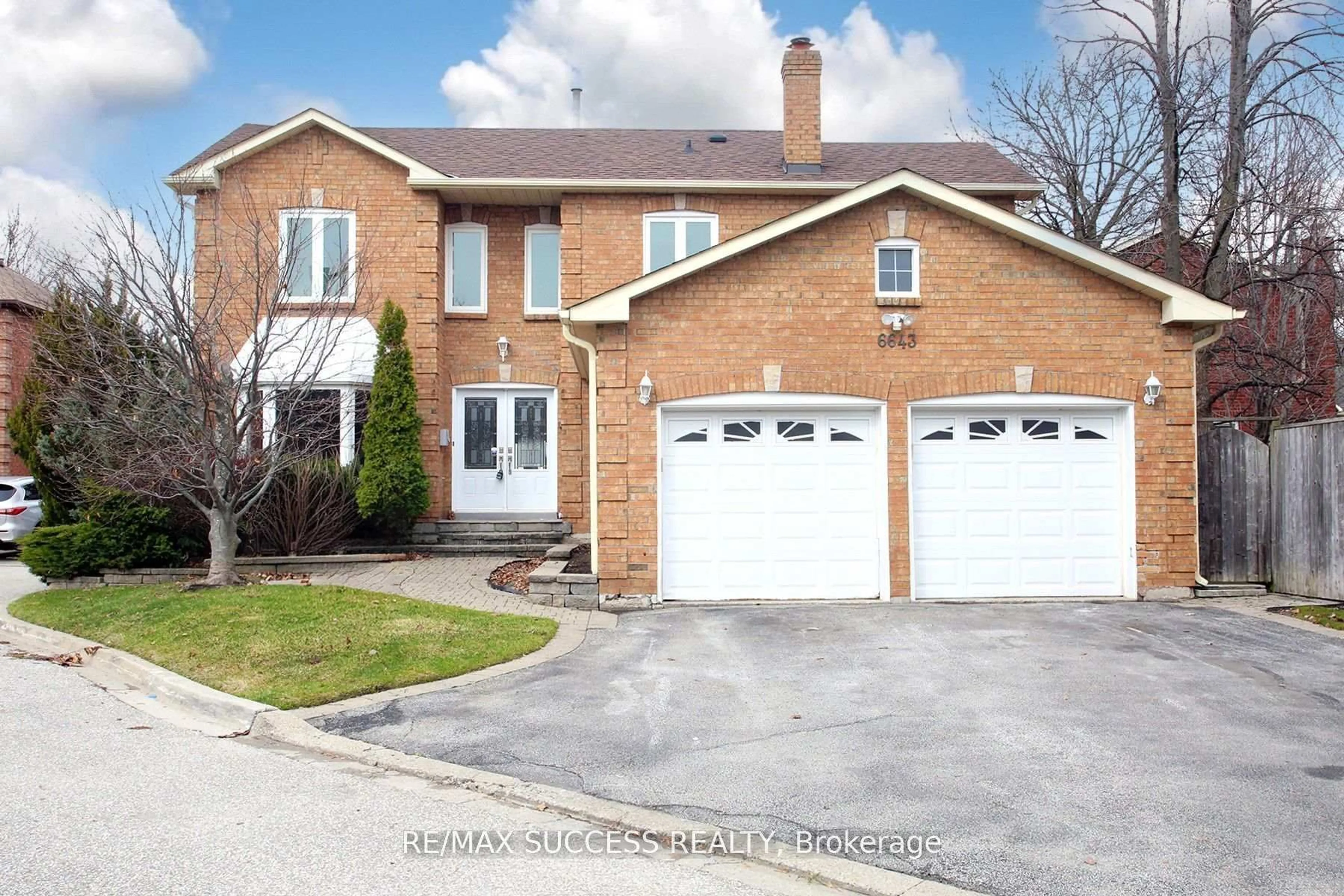 Home with brick exterior material, street for 6643 Mockingbird Lane, Mississauga Ontario L5N 5K2