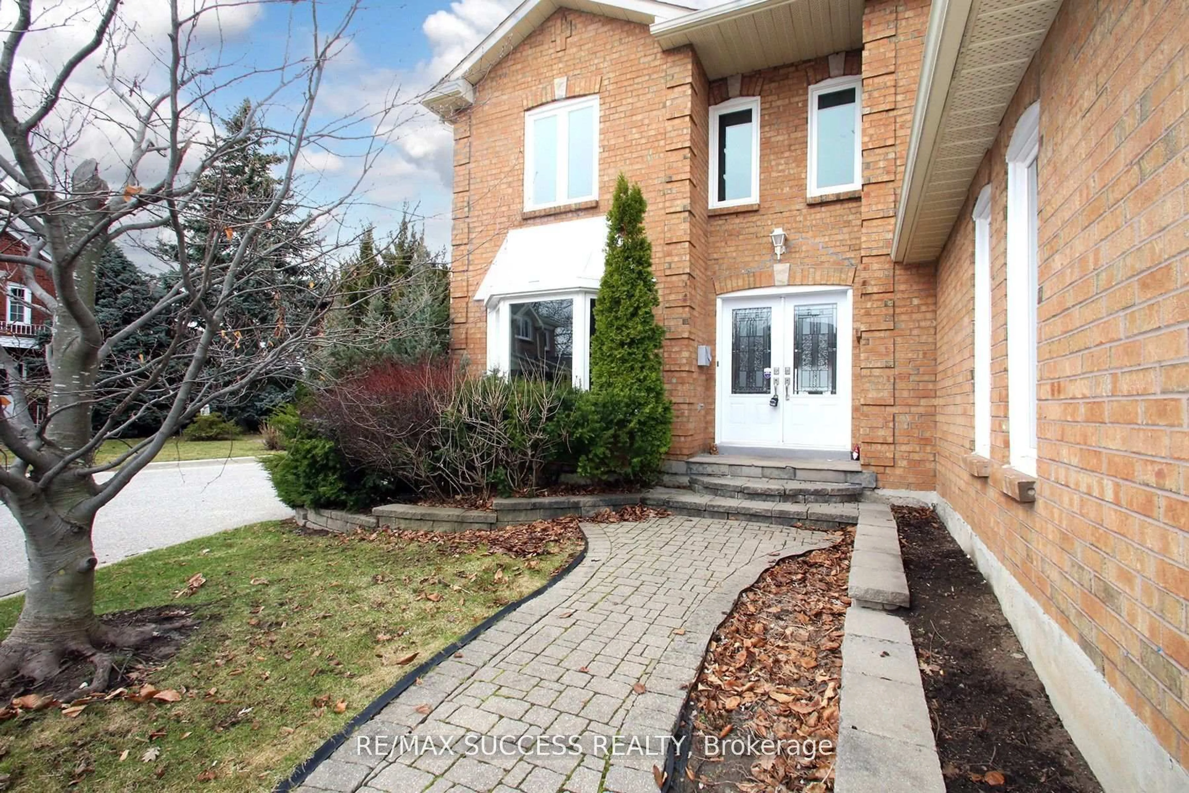 Home with brick exterior material, street for 6643 Mockingbird Lane, Mississauga Ontario L5N 5K2