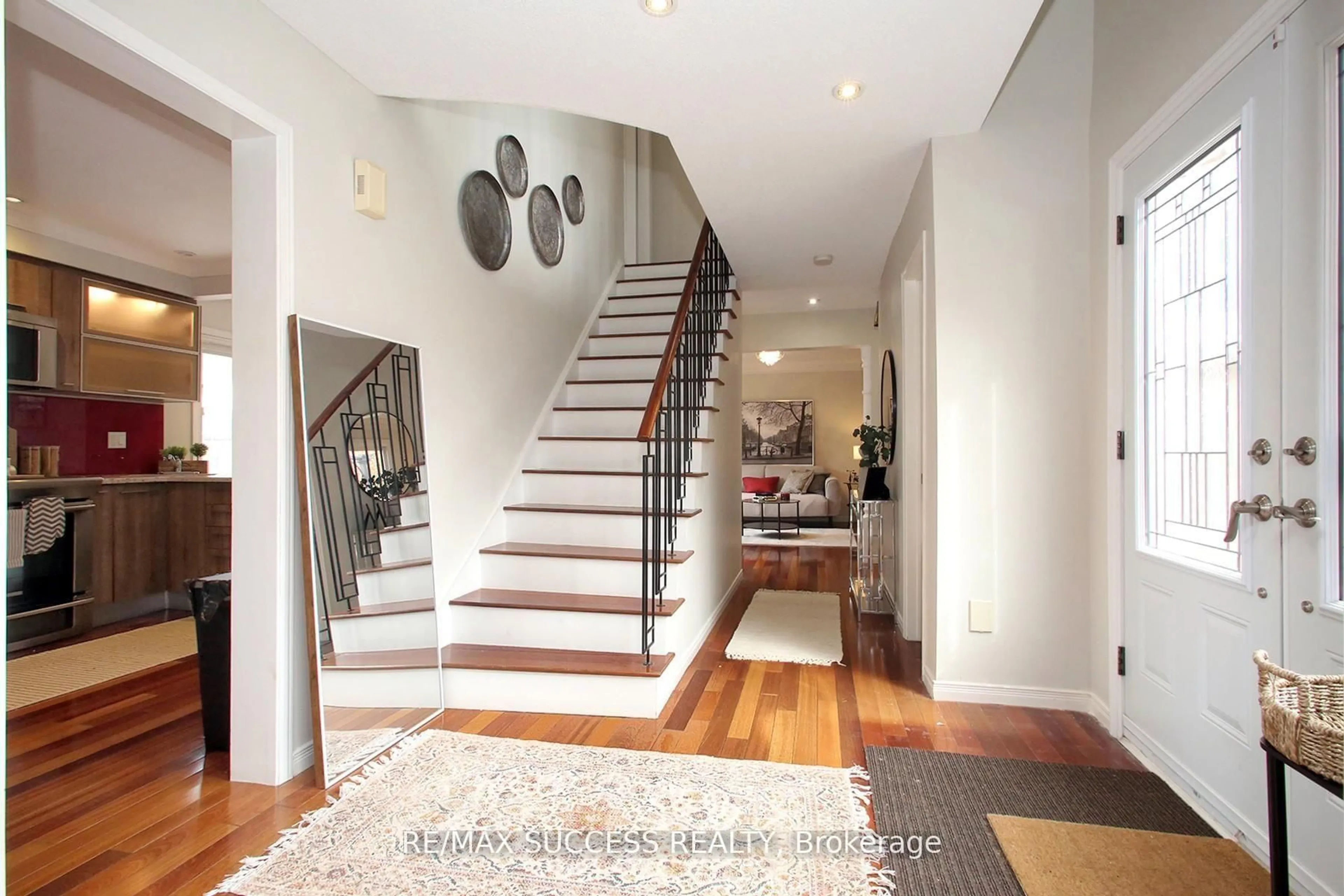 Indoor foyer for 6643 Mockingbird Lane, Mississauga Ontario L5N 5K2