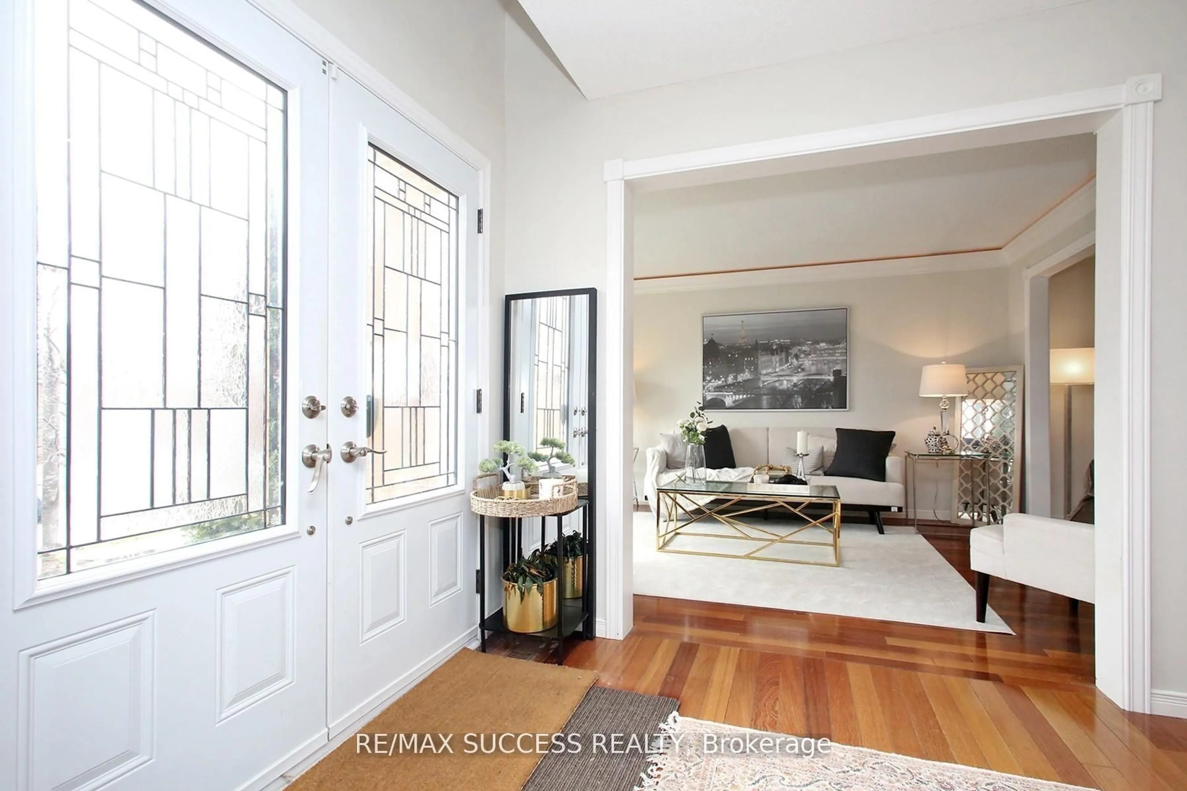 Indoor entryway for 6643 Mockingbird Lane, Mississauga Ontario L5N 5K2