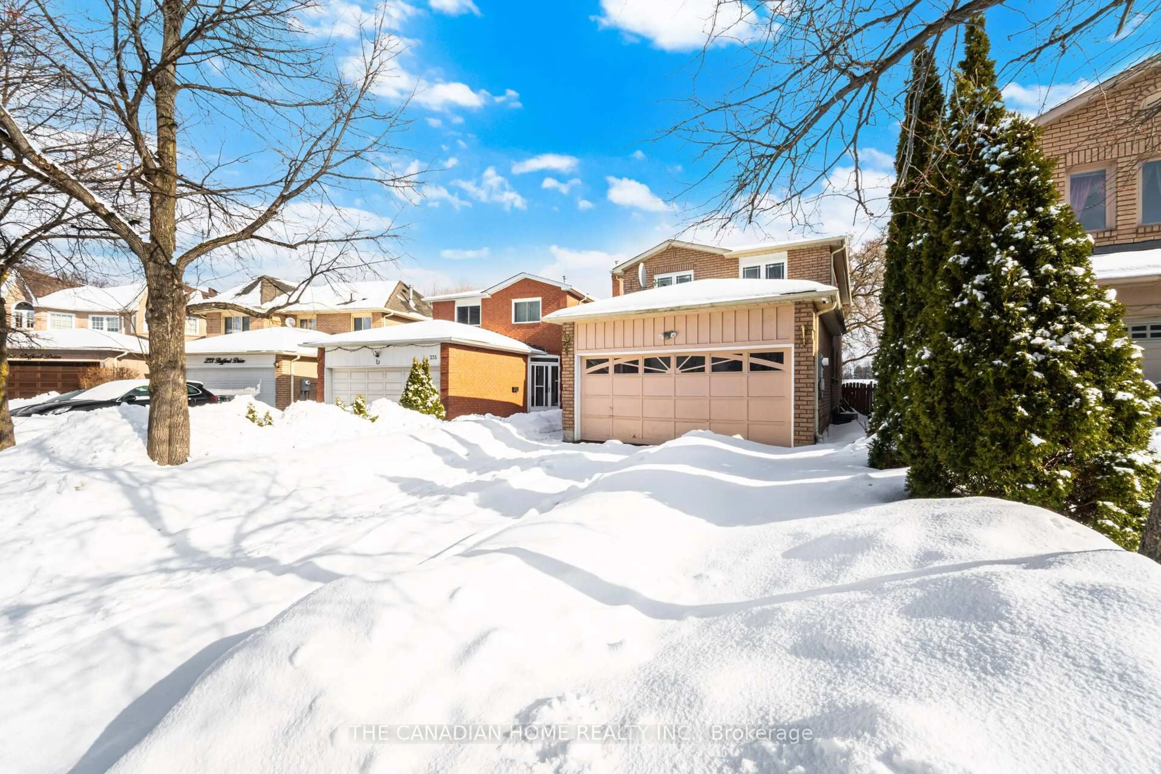 A pic from outside/outdoor area/front of a property/back of a property/a pic from drone, street for 237 Bufford Dr, Brampton Ontario L6Y 4W1