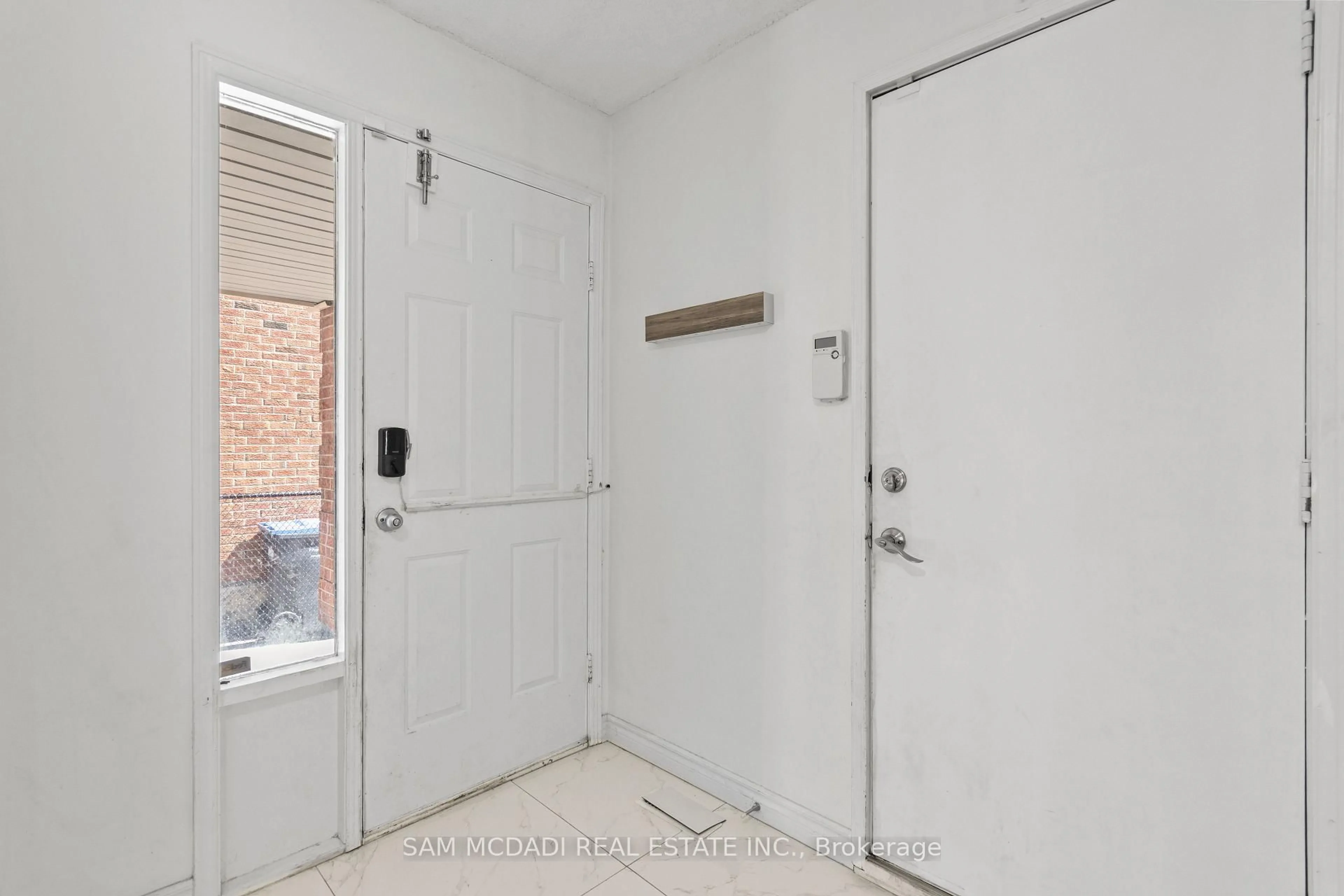 Indoor entryway for 6282 Camgreen Circ, Mississauga Ontario L5N 4M6