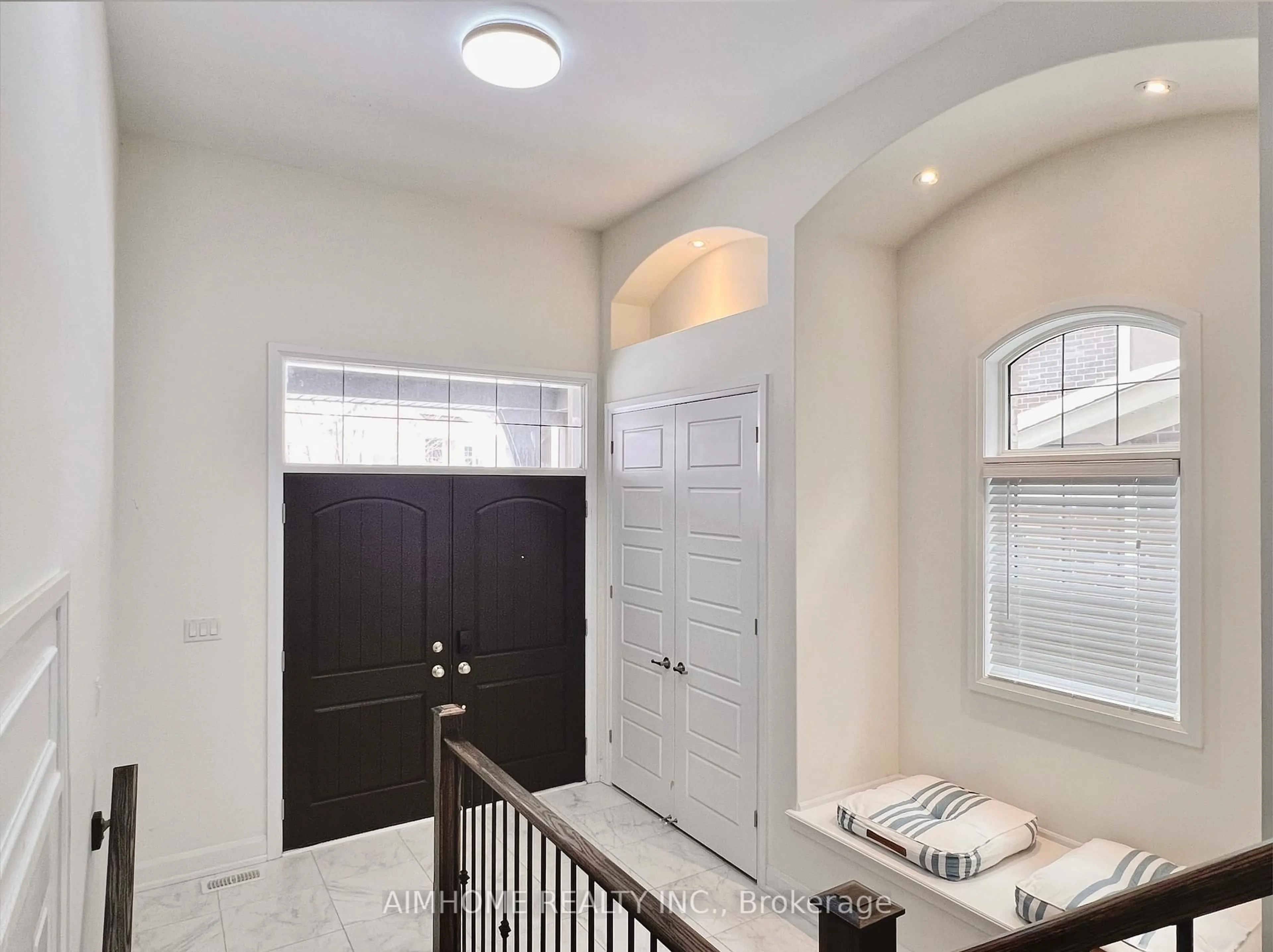 Indoor entryway for 3154 Carding Mill Tr, Oakville Ontario L6M 0Z5