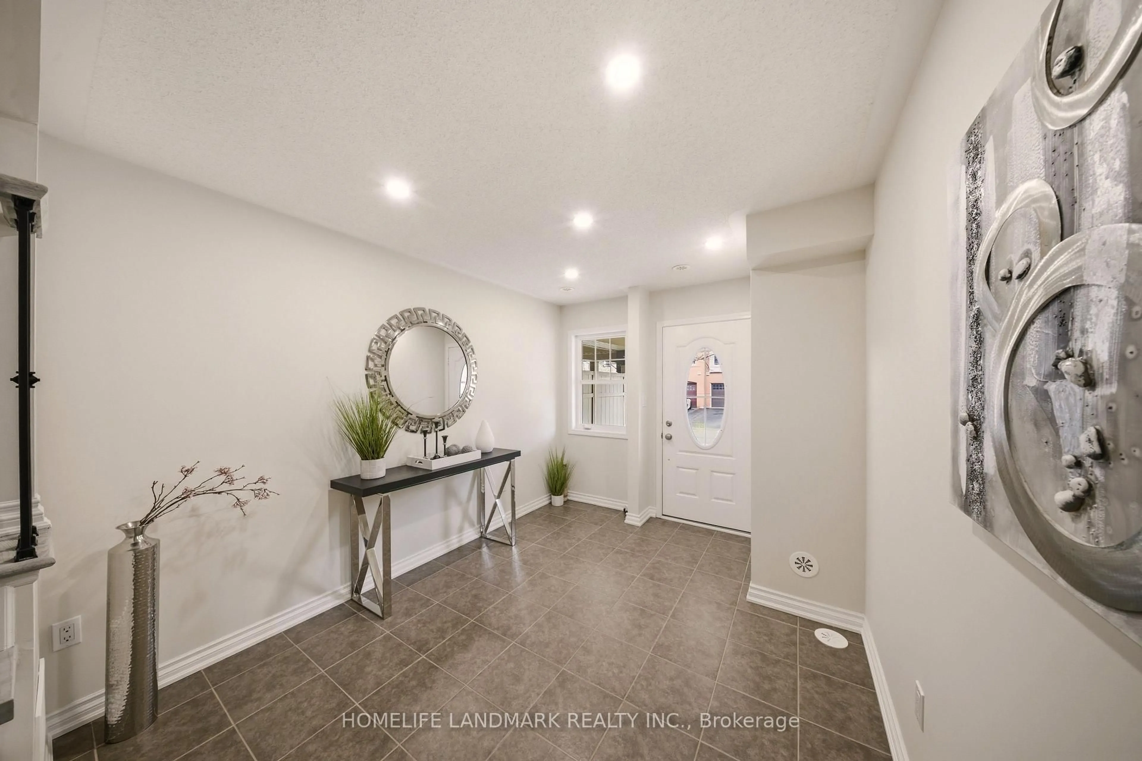 Indoor entryway for 268 Wetenhall Landing, Milton Ontario L9T 7B7