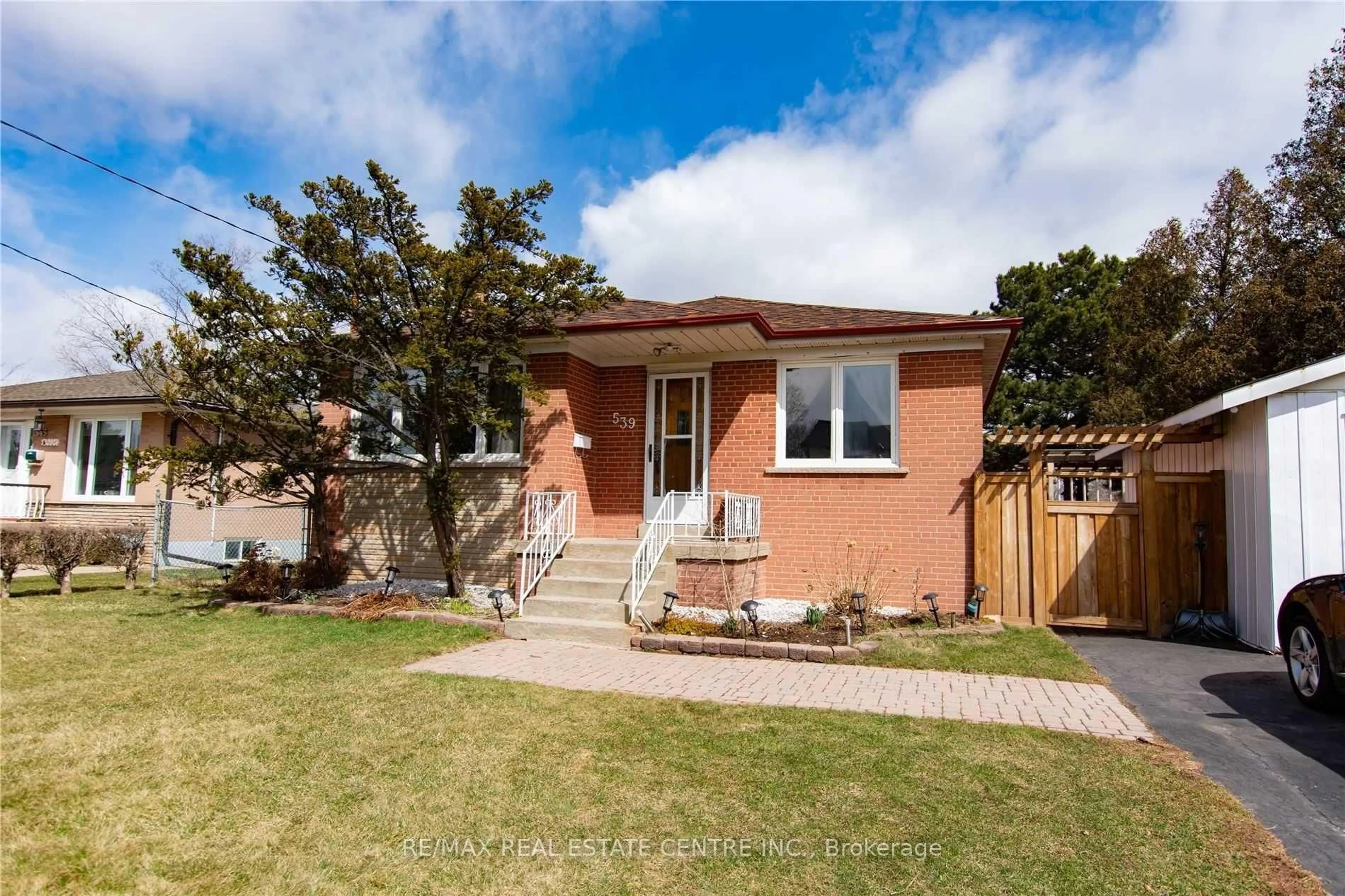 Home with brick exterior material, street for 539 Weynway Crt, Oakville Ontario L6L 4G8