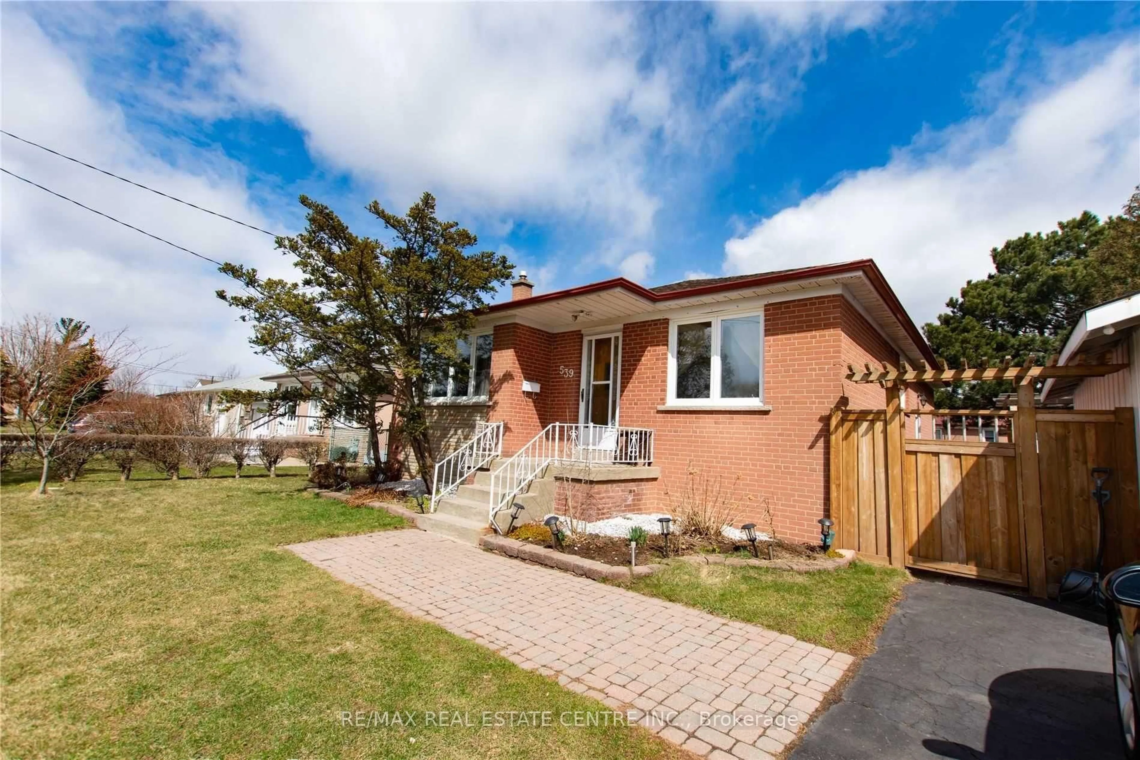 Home with brick exterior material, street for 539 Weynway Crt, Oakville Ontario L6L 4G8