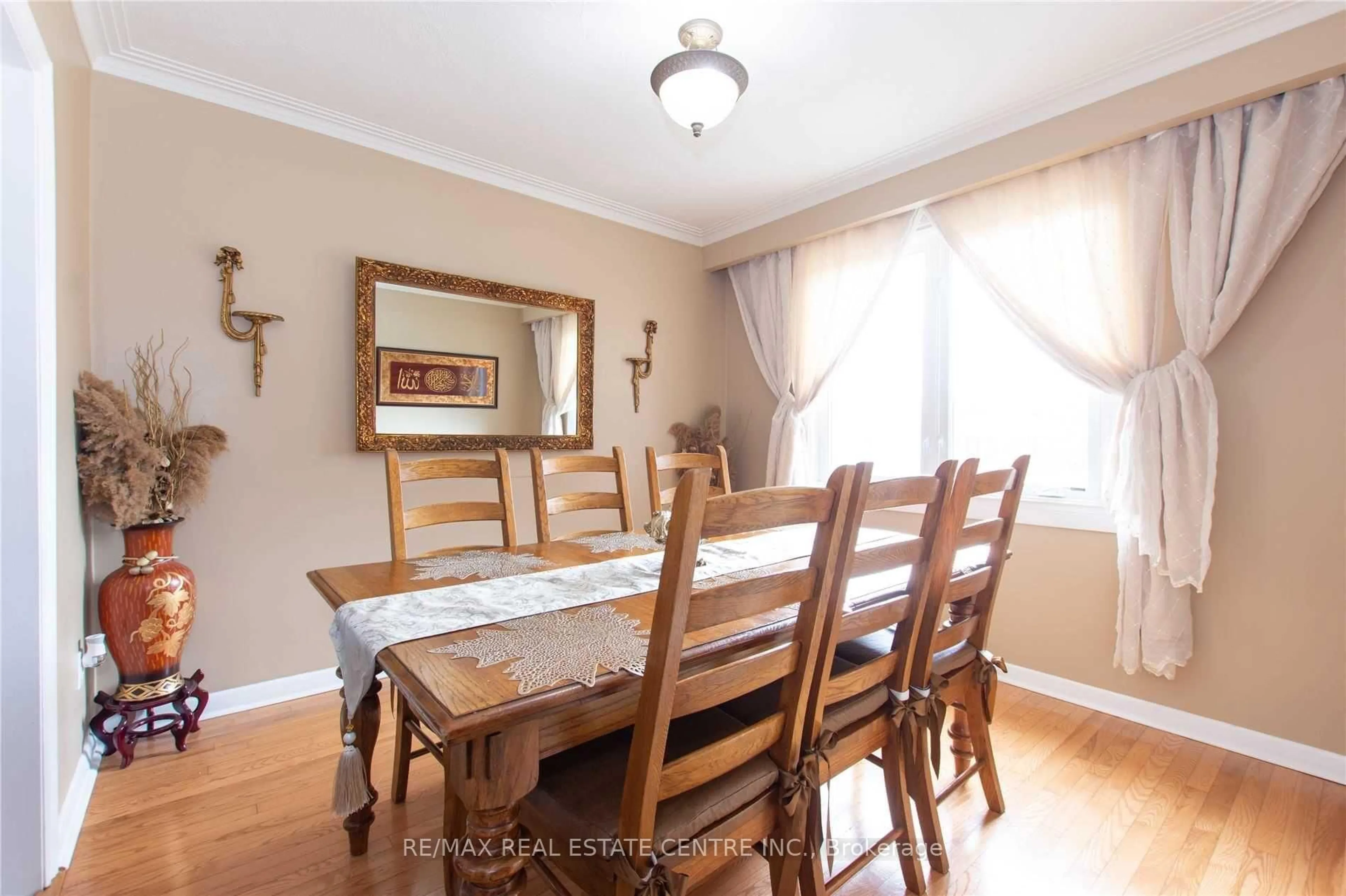 Dining room, wood/laminate floor for 539 Weynway Crt, Oakville Ontario L6L 4G8