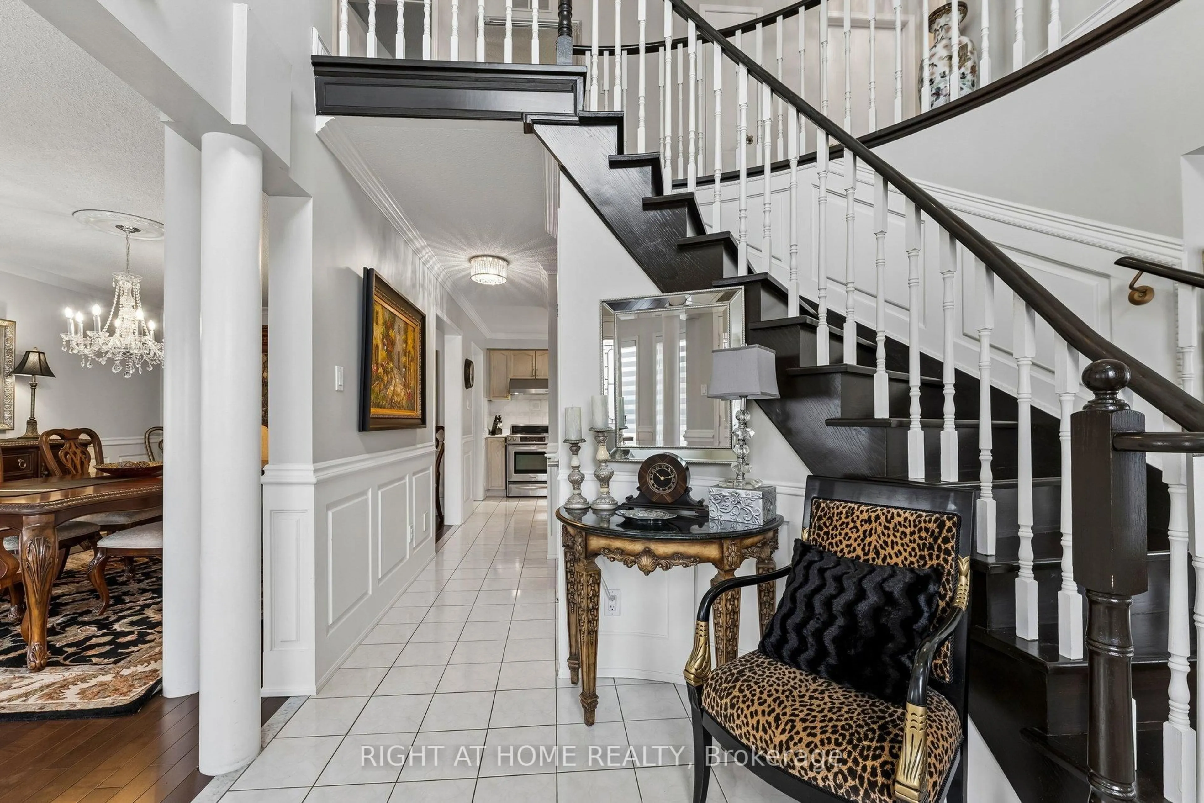 Indoor foyer for 39 Banner Rd, Brampton Ontario L6X 4K8