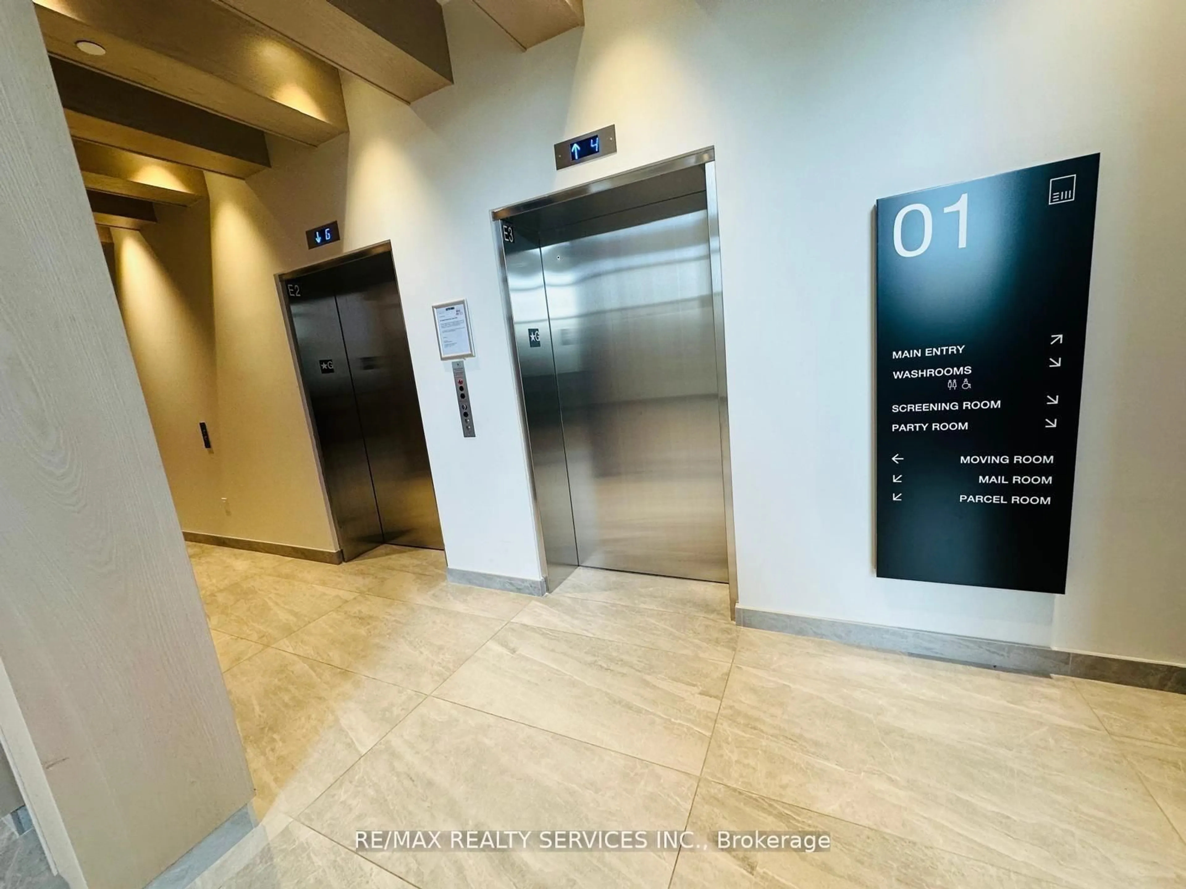 Indoor foyer for 86 Dundas St #409, Mississauga Ontario L5A 0B1