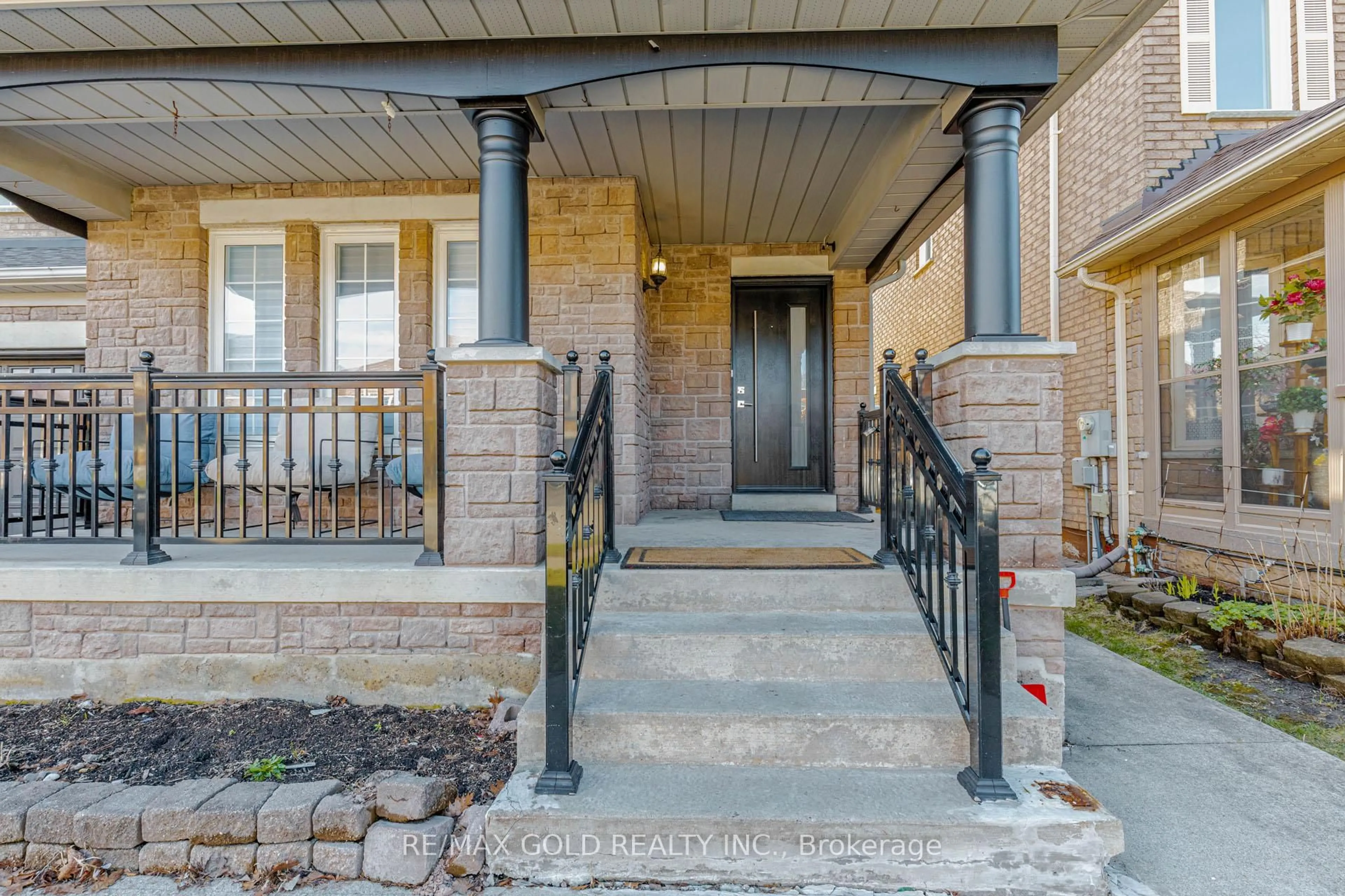 Indoor entryway for 23 Wild Indigo Cres, Brampton Ontario L6R 2J9