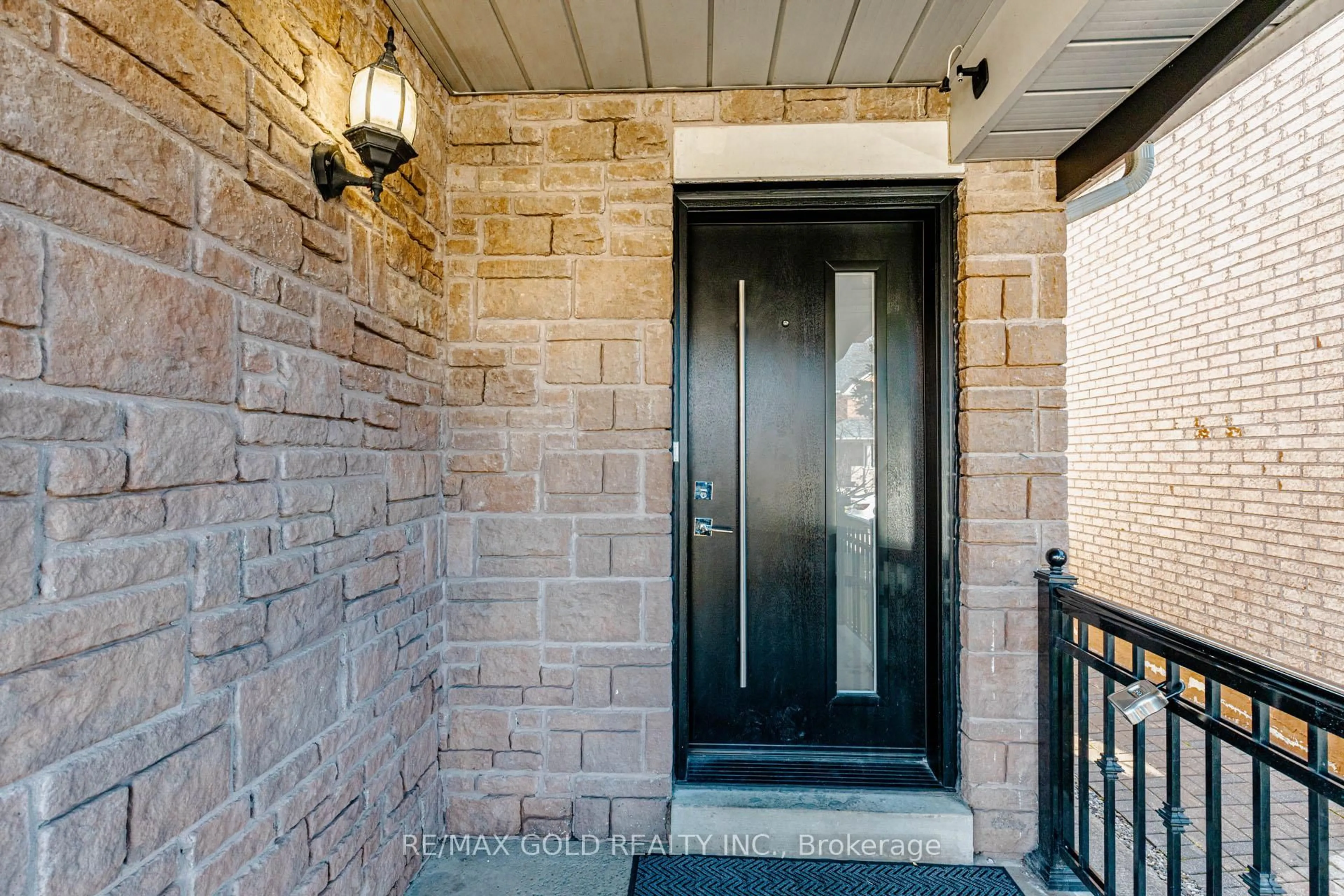 Indoor entryway for 23 Wild Indigo Cres, Brampton Ontario L6R 2J9