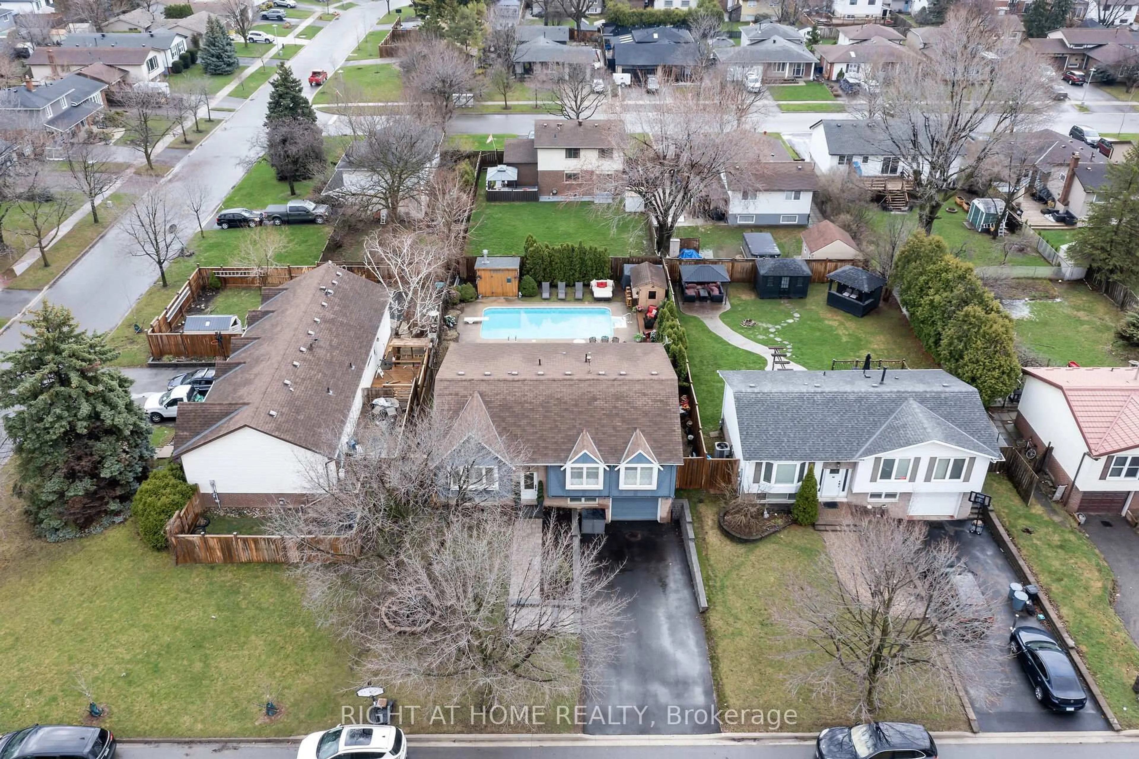 A pic from outside/outdoor area/front of a property/back of a property/a pic from drone, street for 760 WILLOW Ave, Milton Ontario L9T 3E6