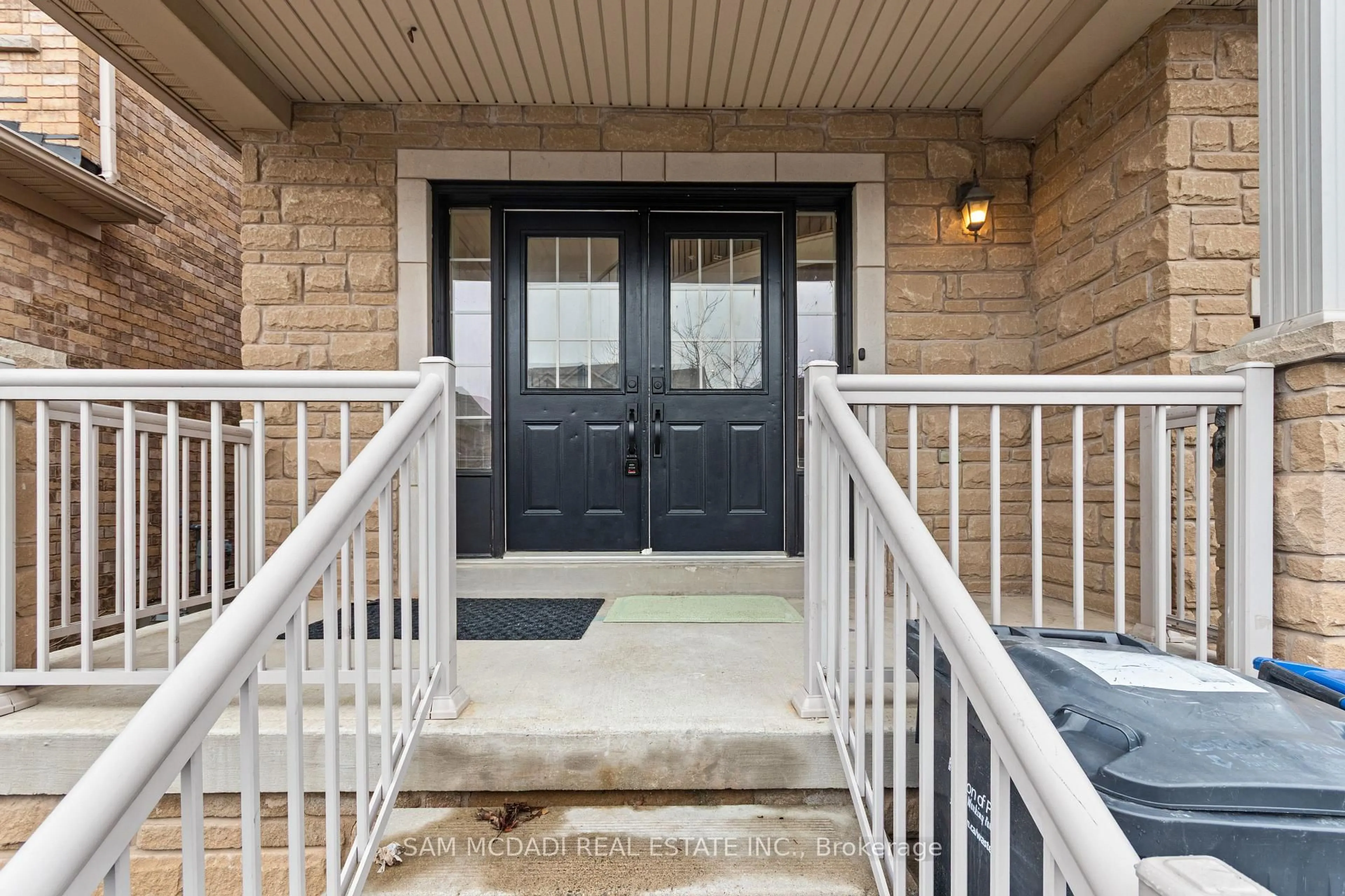 Indoor entryway for 20 Iverson Dr, Brampton Ontario L6X 0P4
