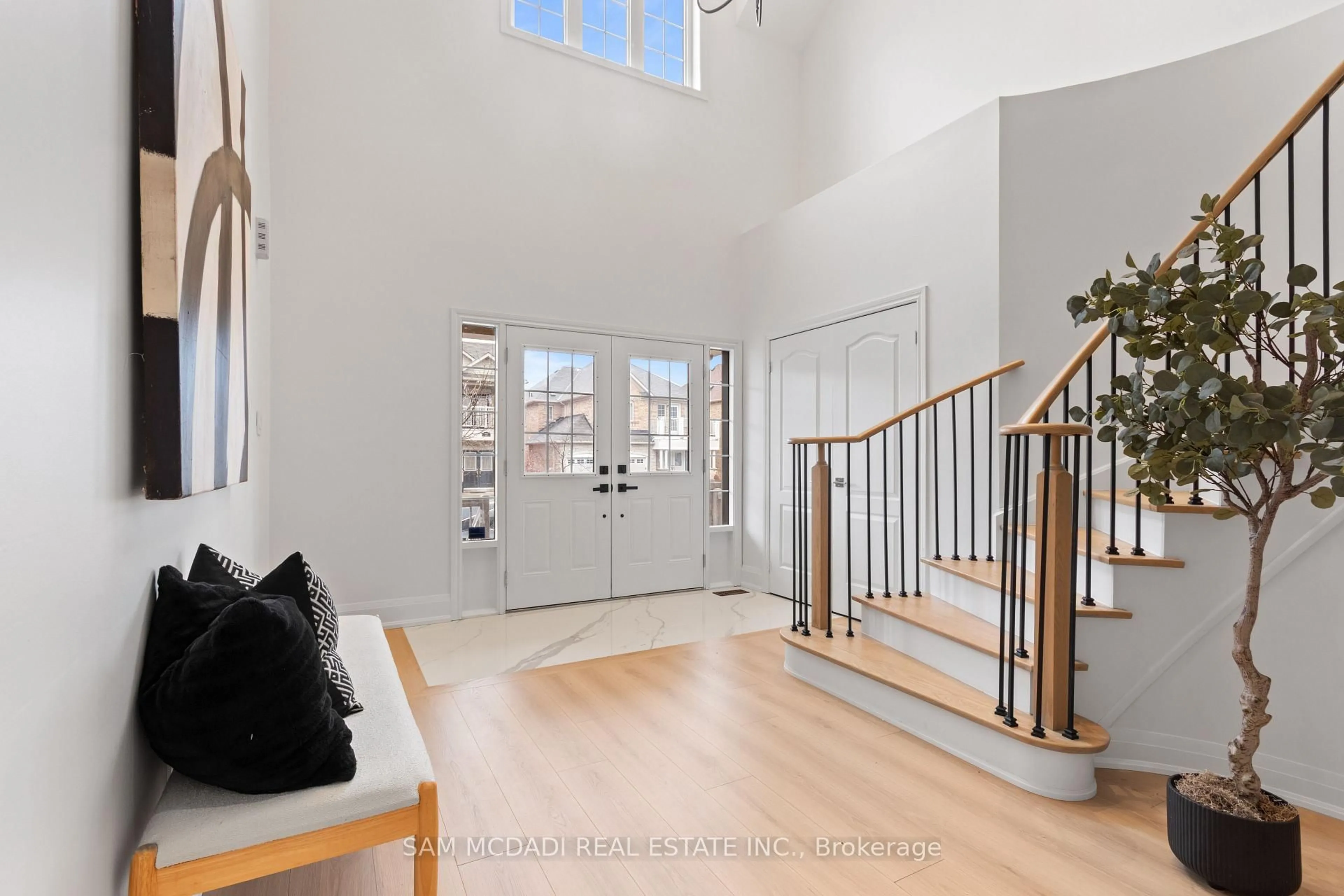 Indoor entryway for 20 Iverson Dr, Brampton Ontario L6X 0P4