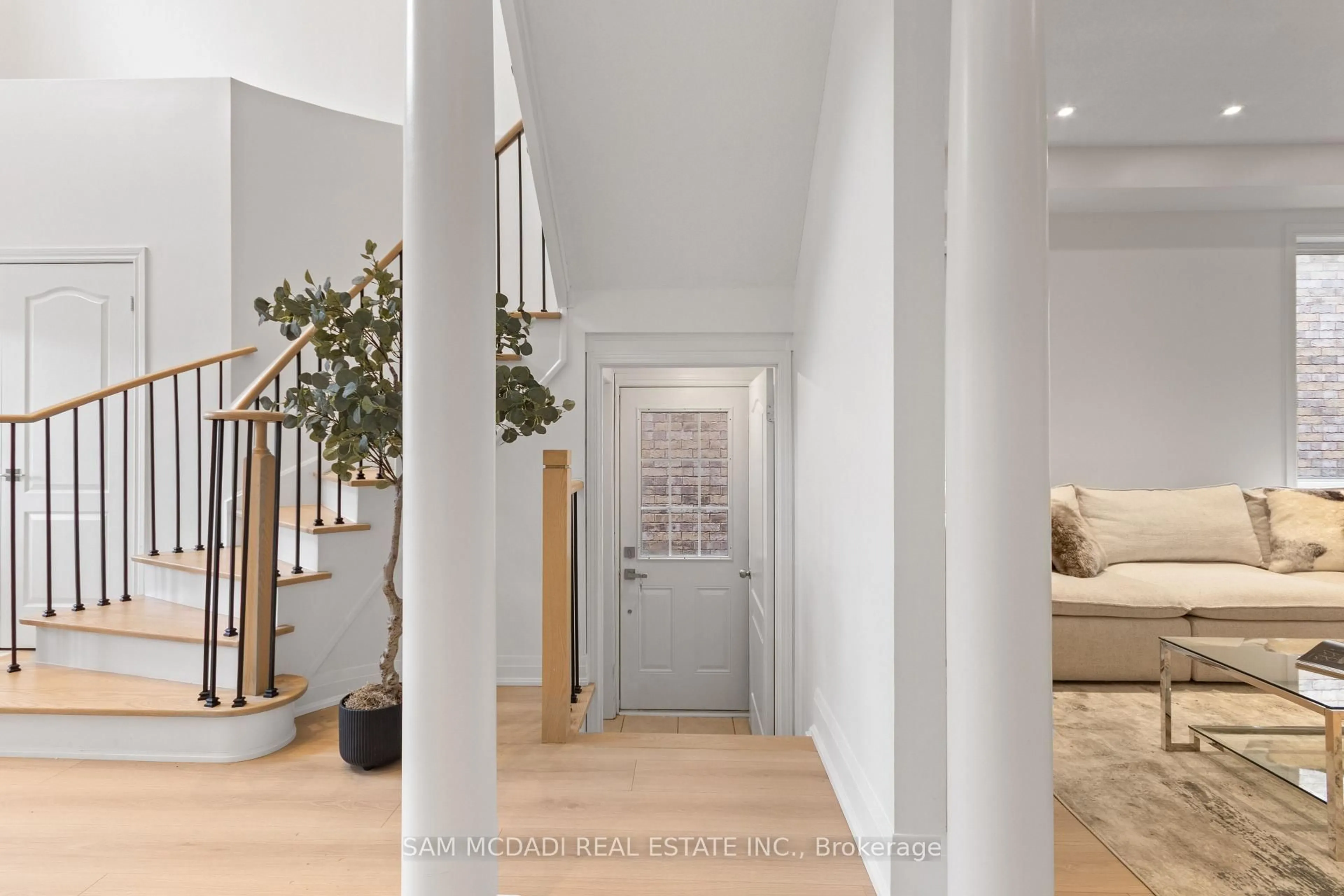 Indoor entryway for 20 Iverson Dr, Brampton Ontario L6X 0P4