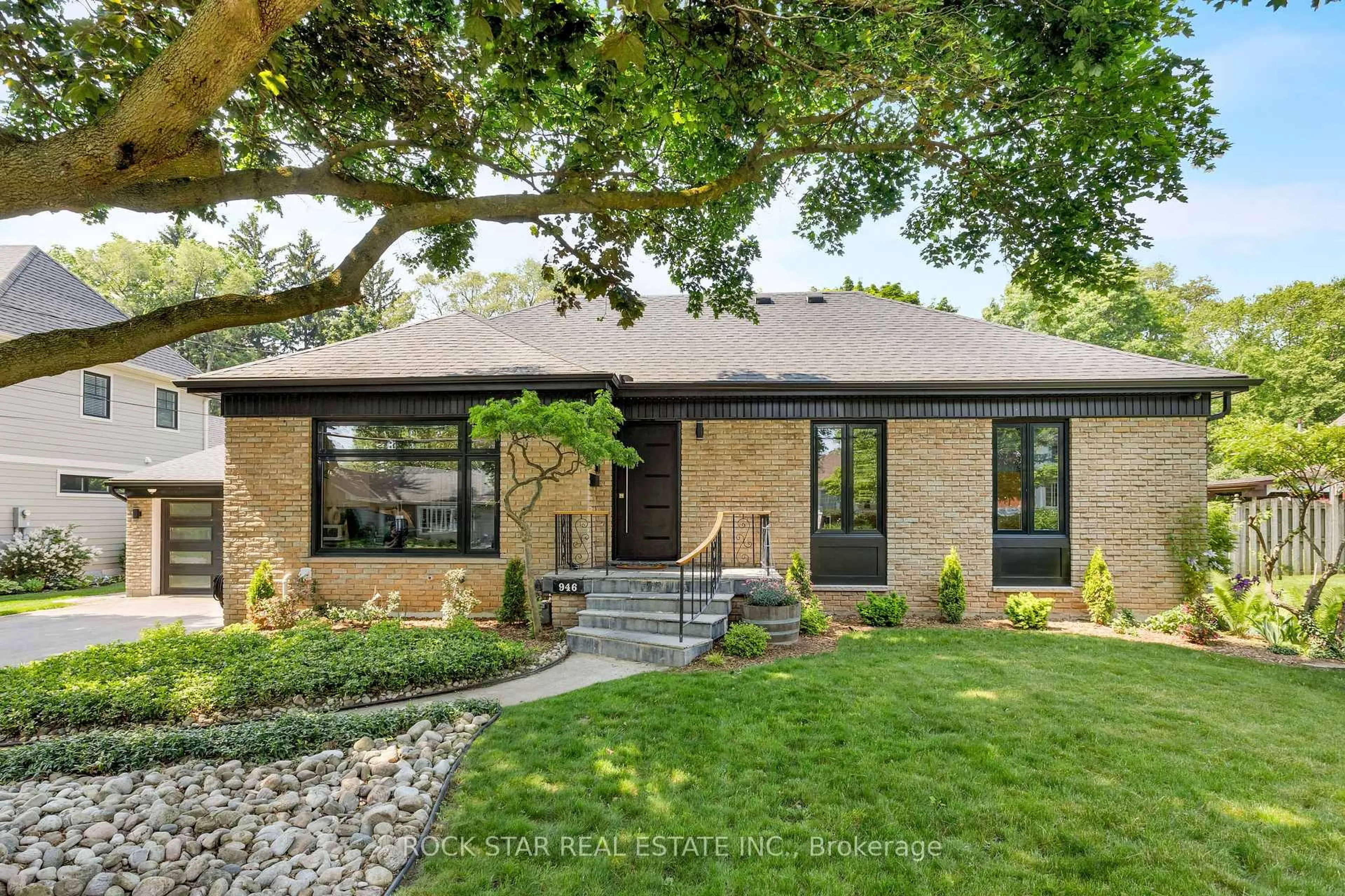 Home with brick exterior material, street for 946 Glenwood Ave, Burlington Ontario L7T 2K2