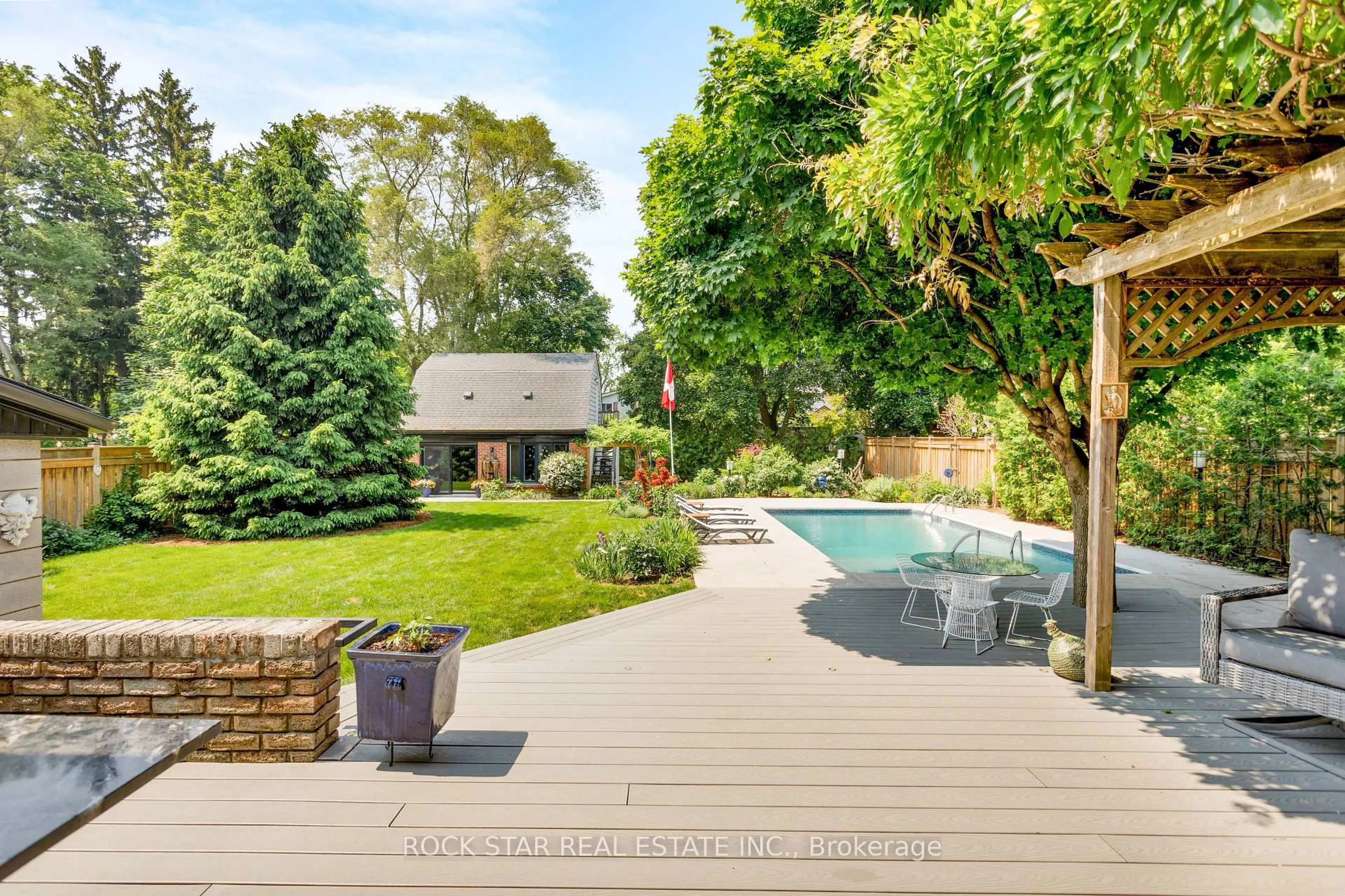 Patio, water/lake/river/ocean view for 946 Glenwood Ave, Burlington Ontario L7T 2K2