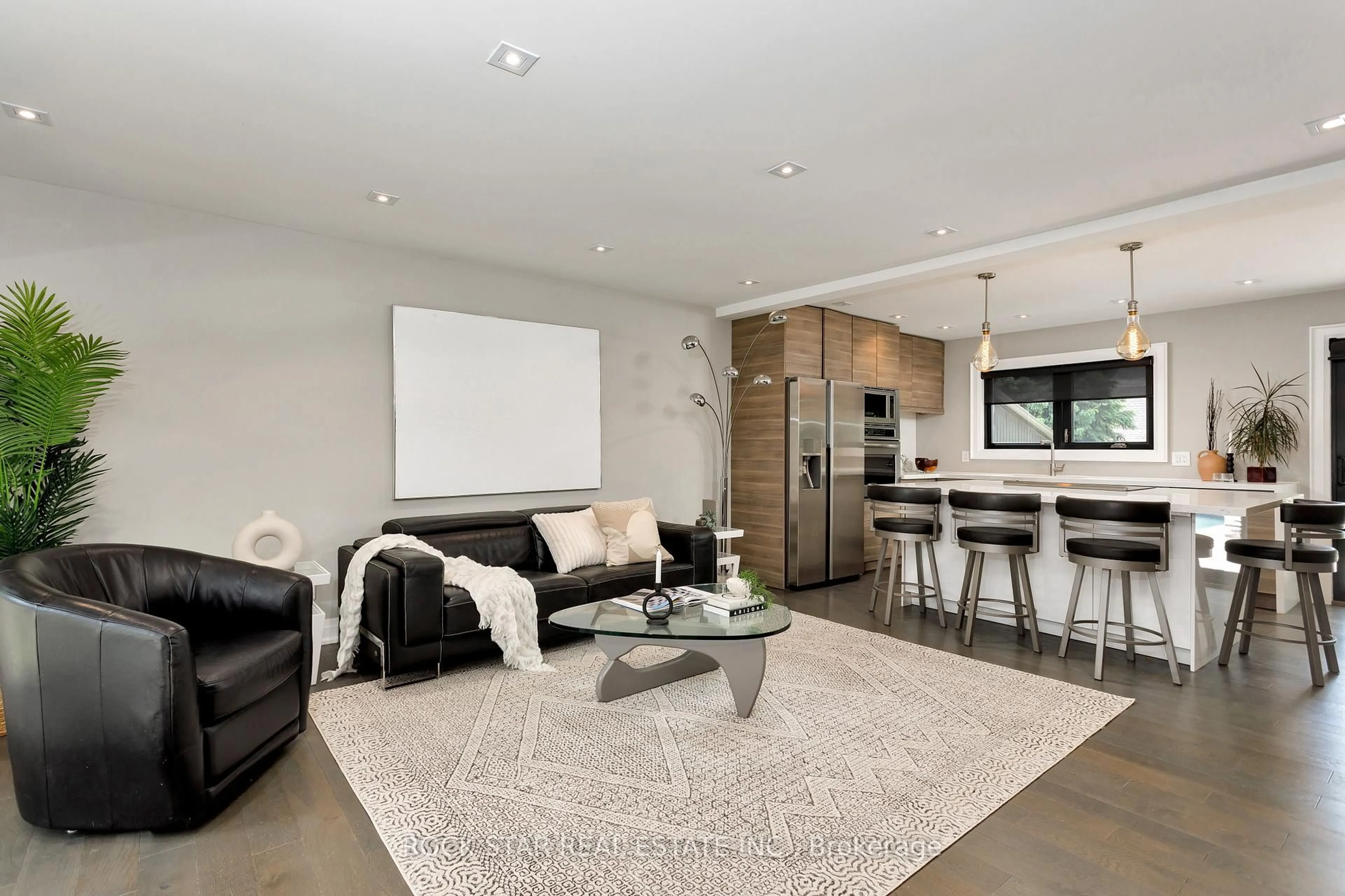 Living room with furniture, unknown for 946 Glenwood Ave, Burlington Ontario L7T 2K2