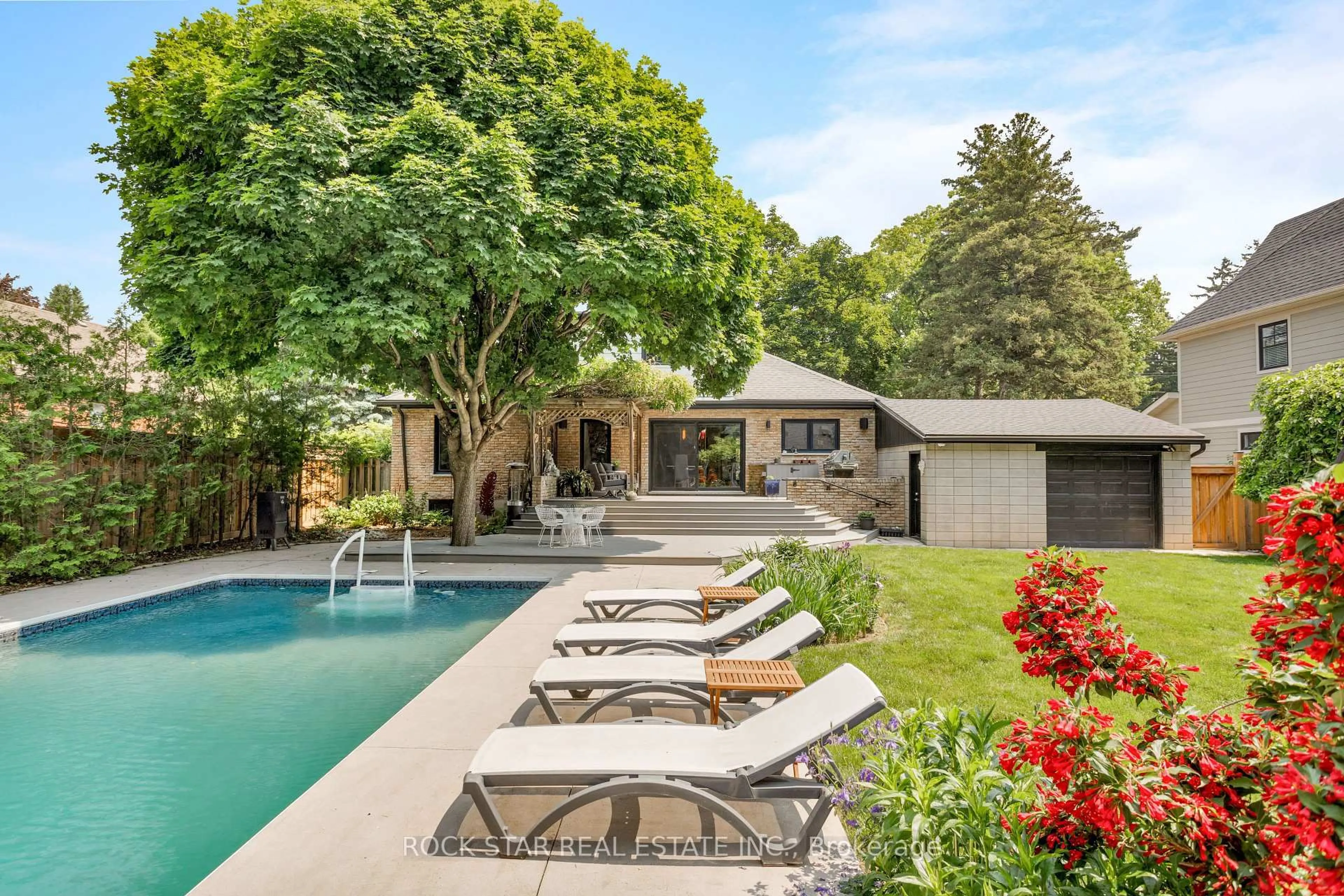 Patio, street for 946 Glenwood Ave, Burlington Ontario L7T 2K2