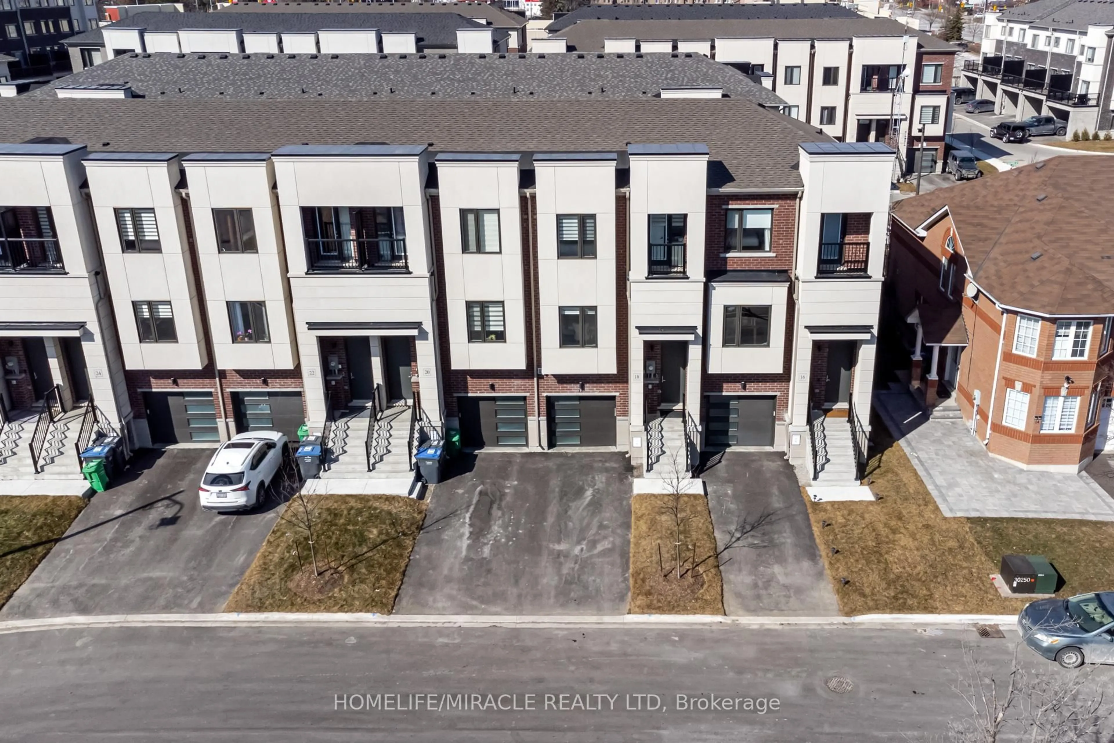 A pic from outside/outdoor area/front of a property/back of a property/a pic from drone, street for 18 Queensland Cres, Caledon Ontario L7E 2E1