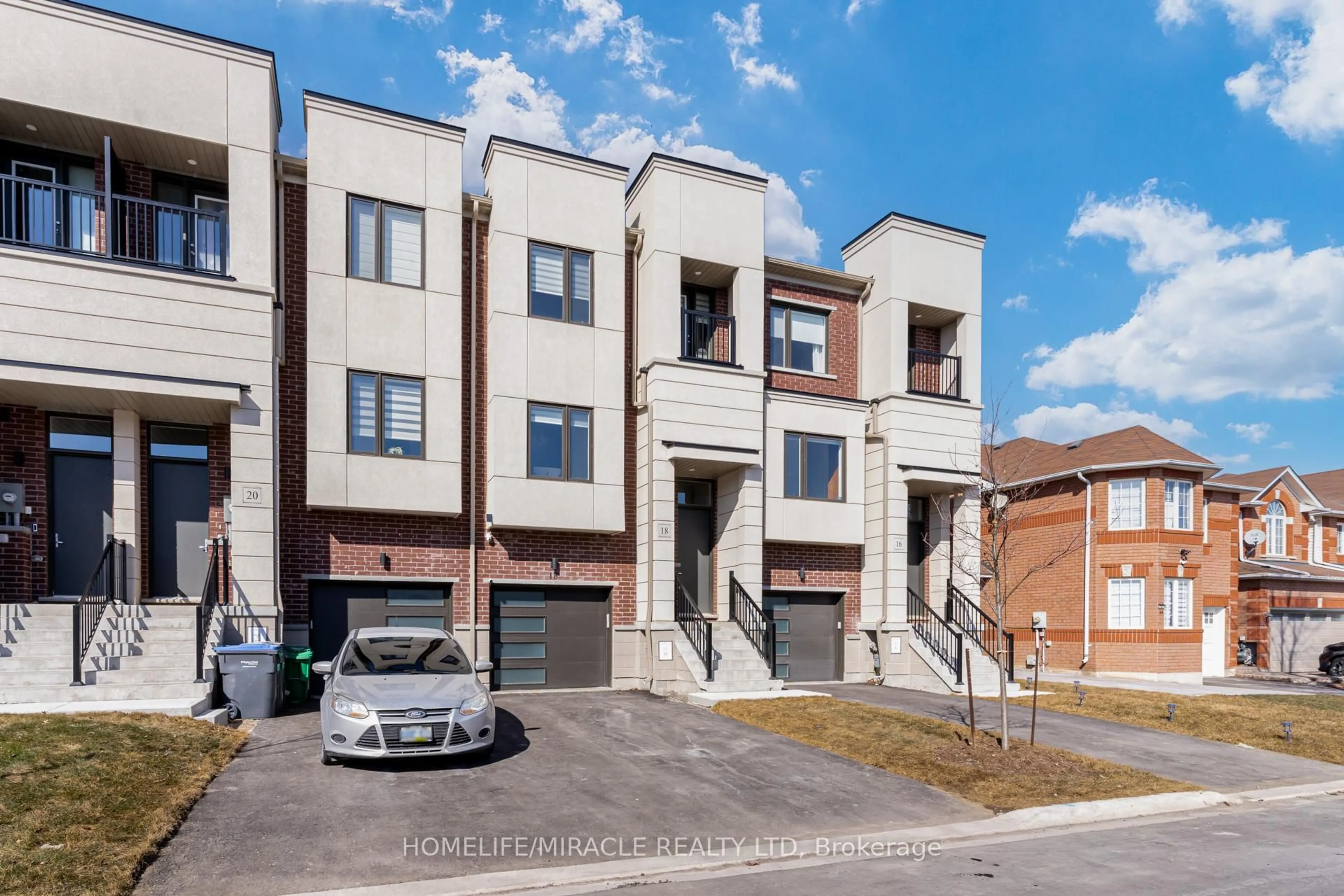 A pic from outside/outdoor area/front of a property/back of a property/a pic from drone, street for 18 Queensland Cres, Caledon Ontario L7E 2E1