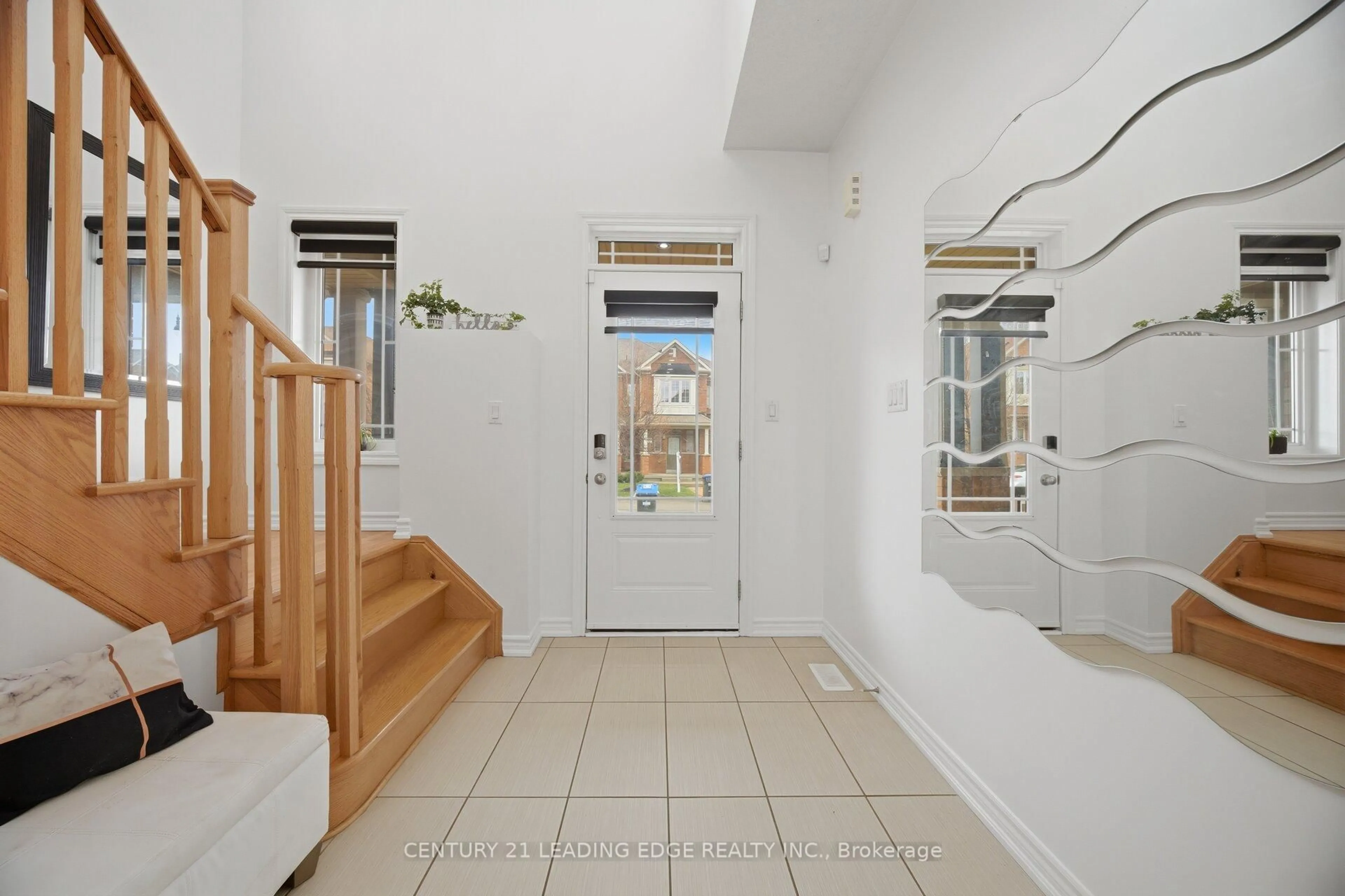 Indoor foyer for 106 Kempenfelt Tr, Brampton Ontario L7A 0Z9