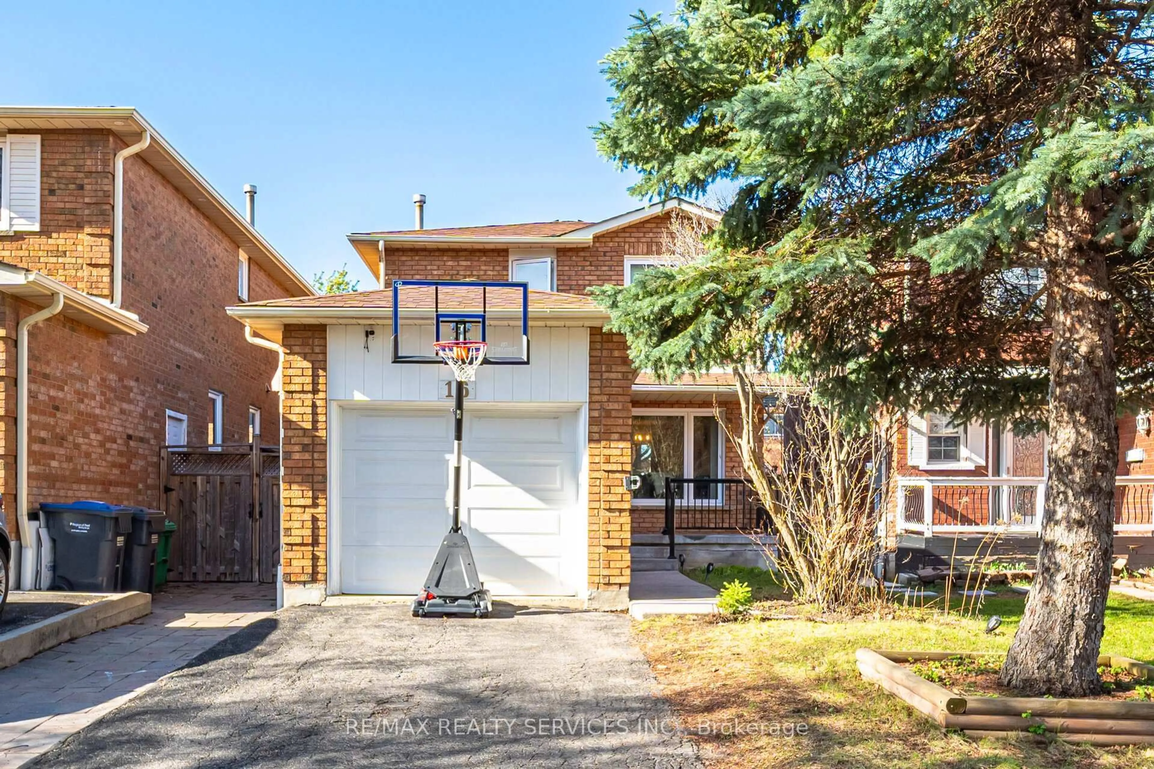 Home with brick exterior material, street for 16 Langholm Crt, Brampton Ontario L6Z 2Y1