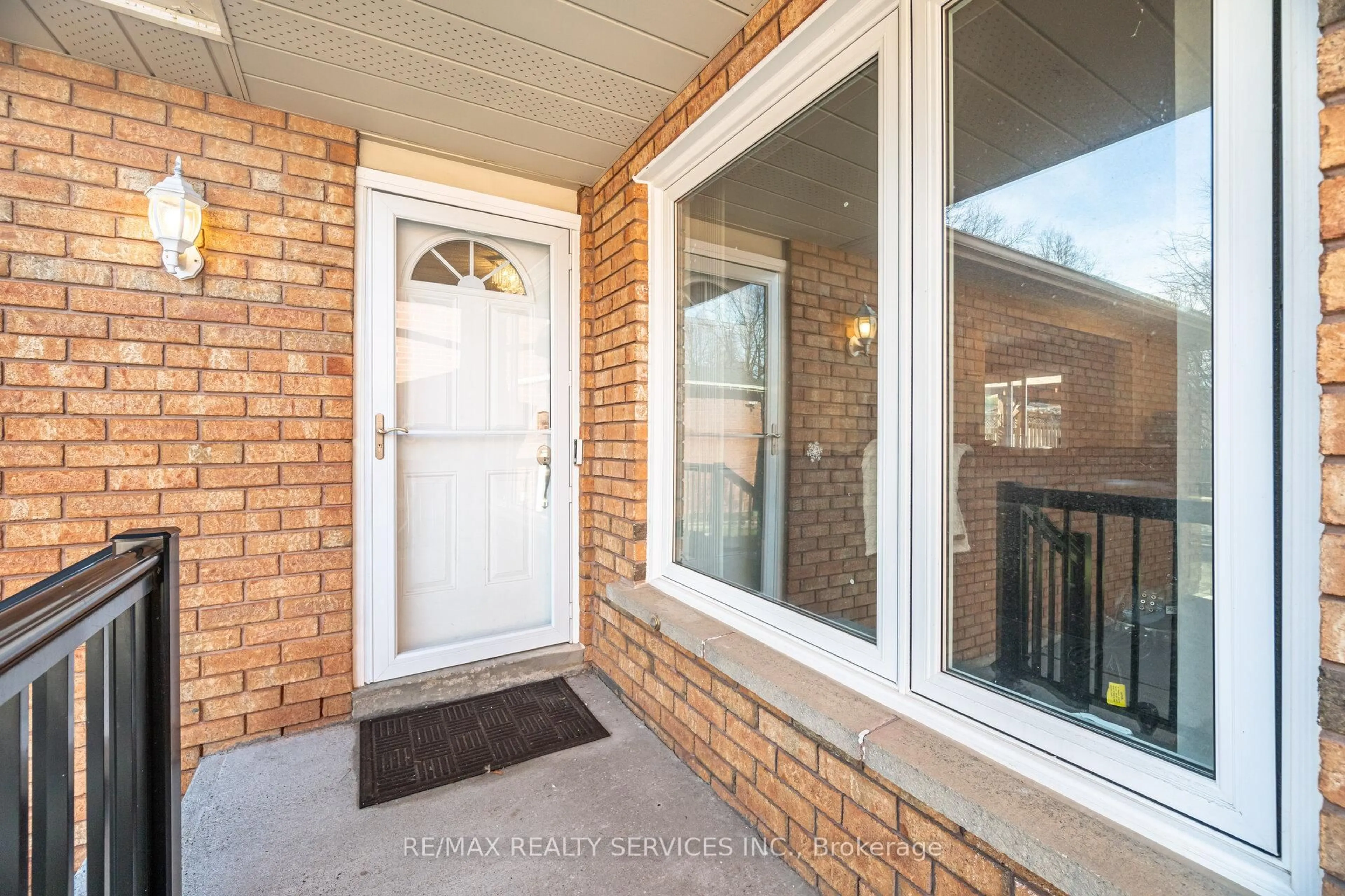 Indoor entryway for 16 Langholm Crt, Brampton Ontario L6Z 2Y1