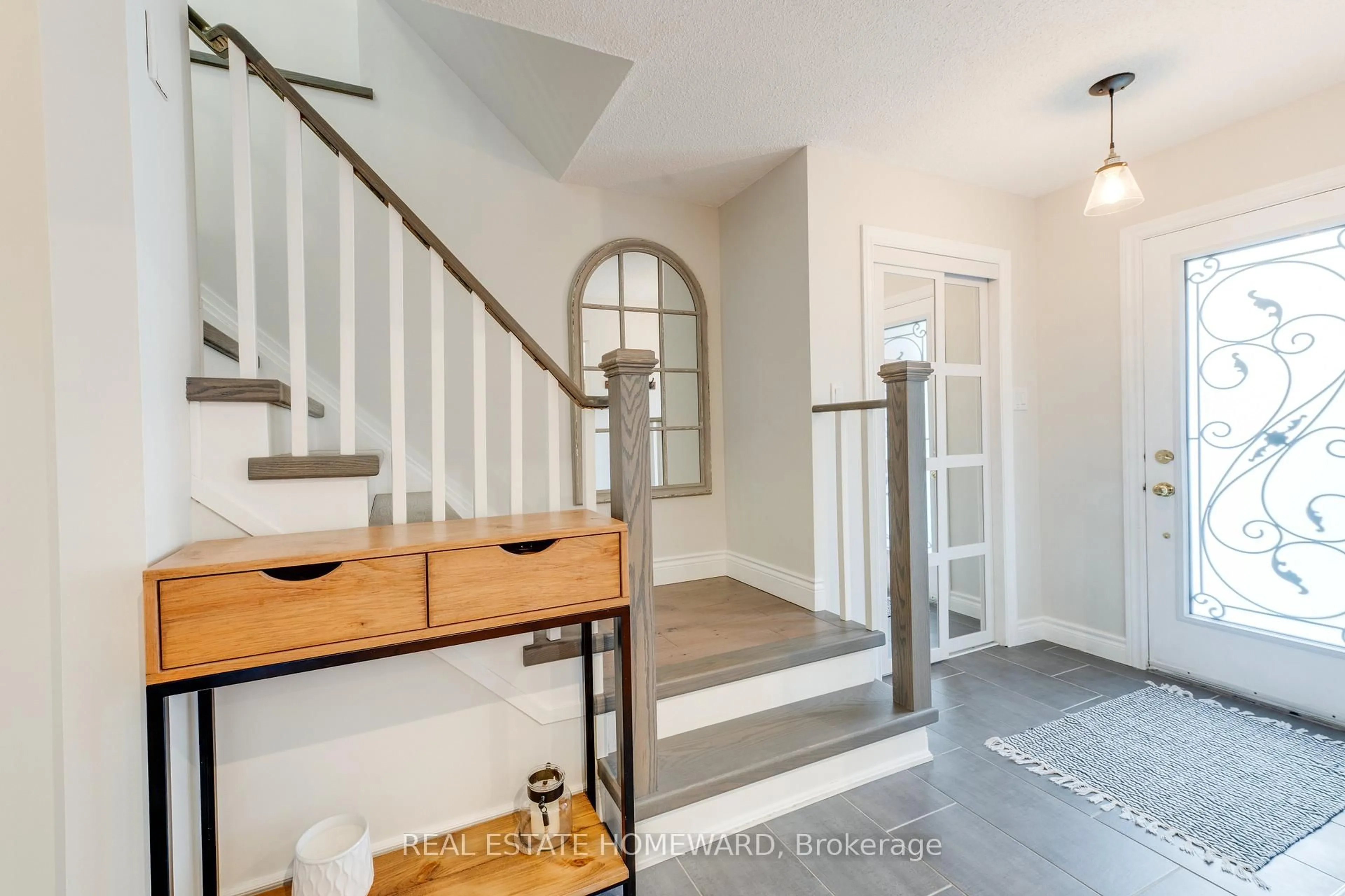 Indoor entryway for 3381 Masthead Cres, Mississauga Ontario L5L 1G9