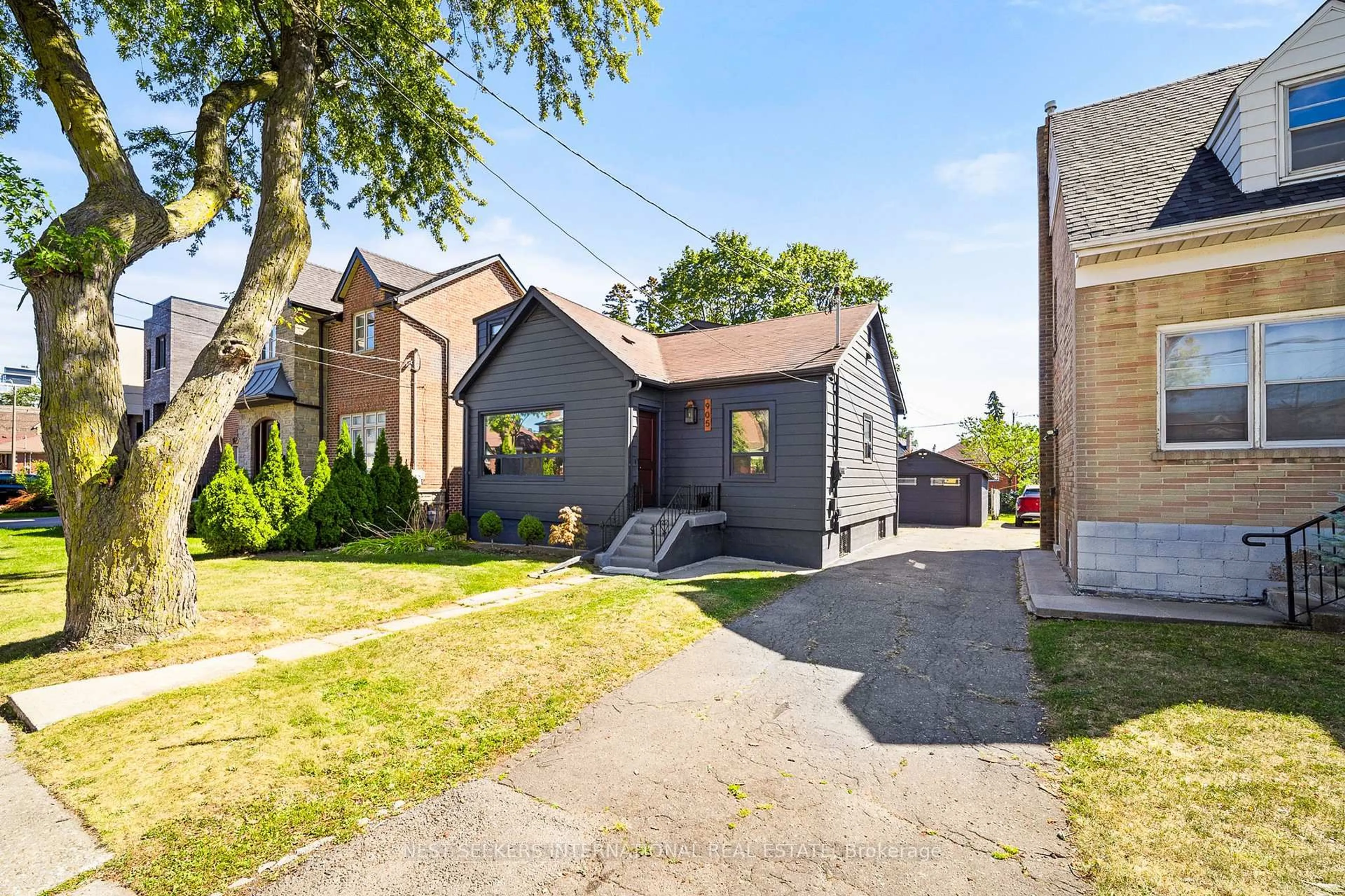A pic from outside/outdoor area/front of a property/back of a property/a pic from drone, street for 905 Glencairn Ave, Toronto Ontario M6B 2A6