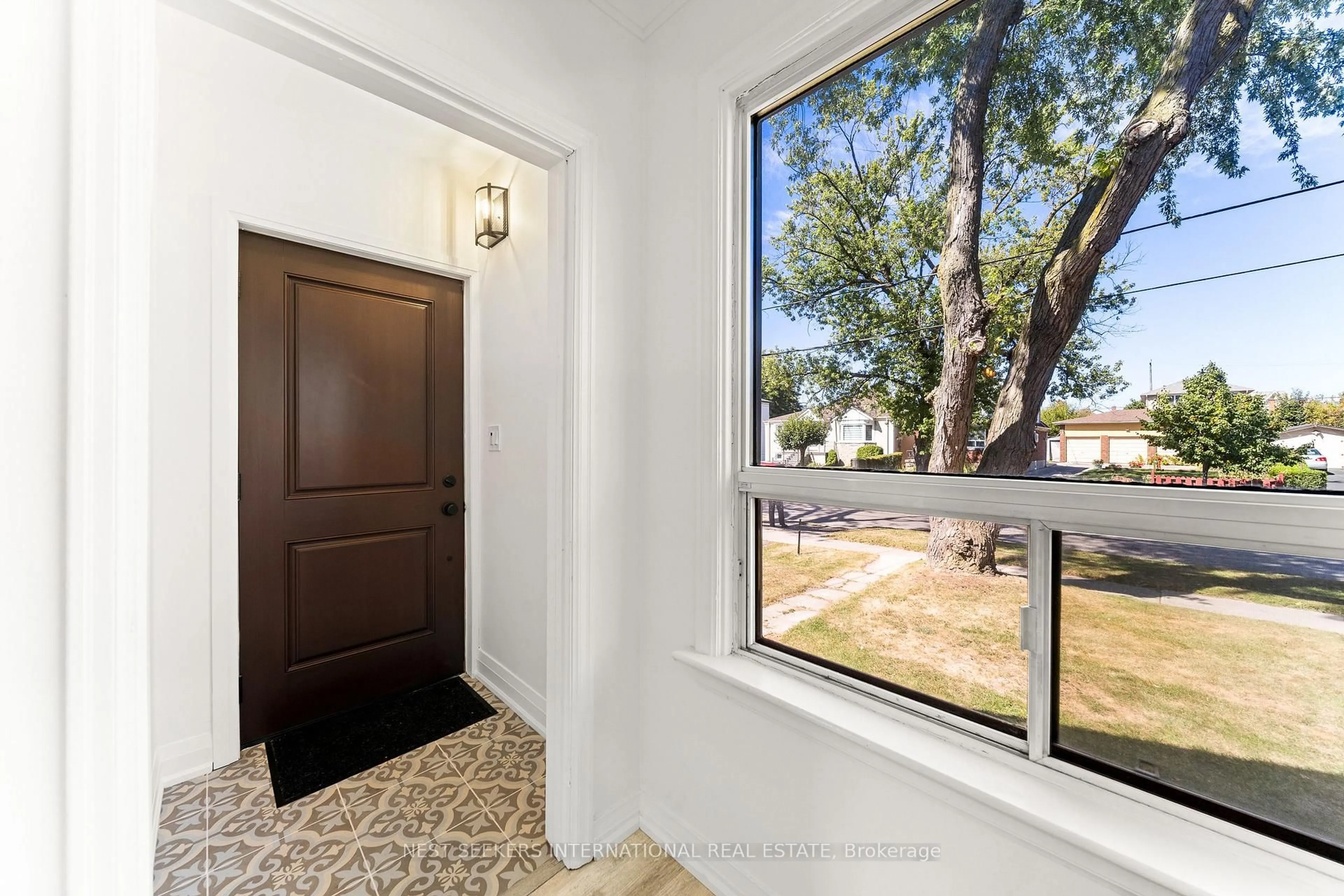 Indoor entryway for 905 Glencairn Ave, Toronto Ontario M6B 2A6