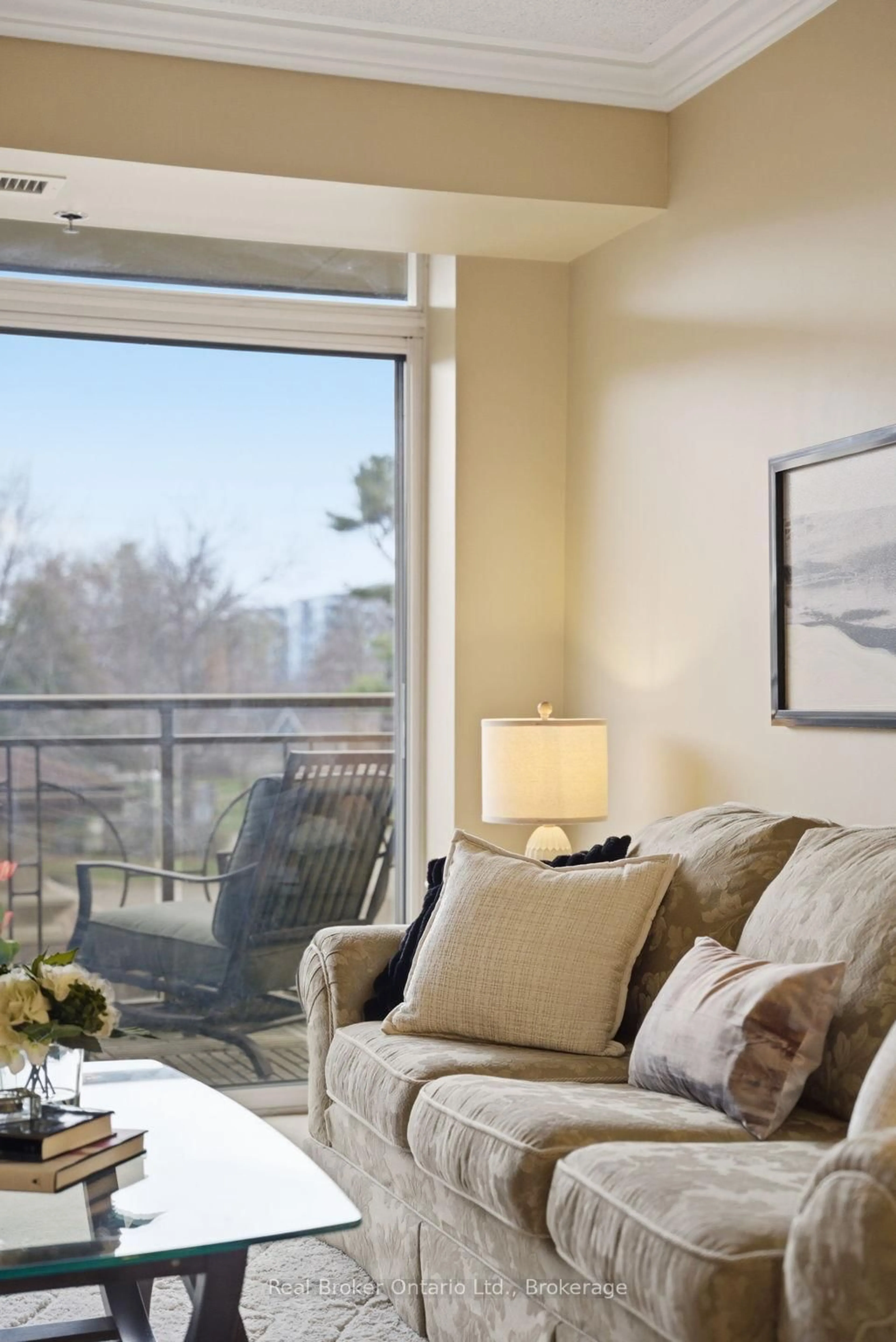 Living room with furniture, unknown for 100 Burloak Dr #1217, Burlington Ontario L7L 6P6