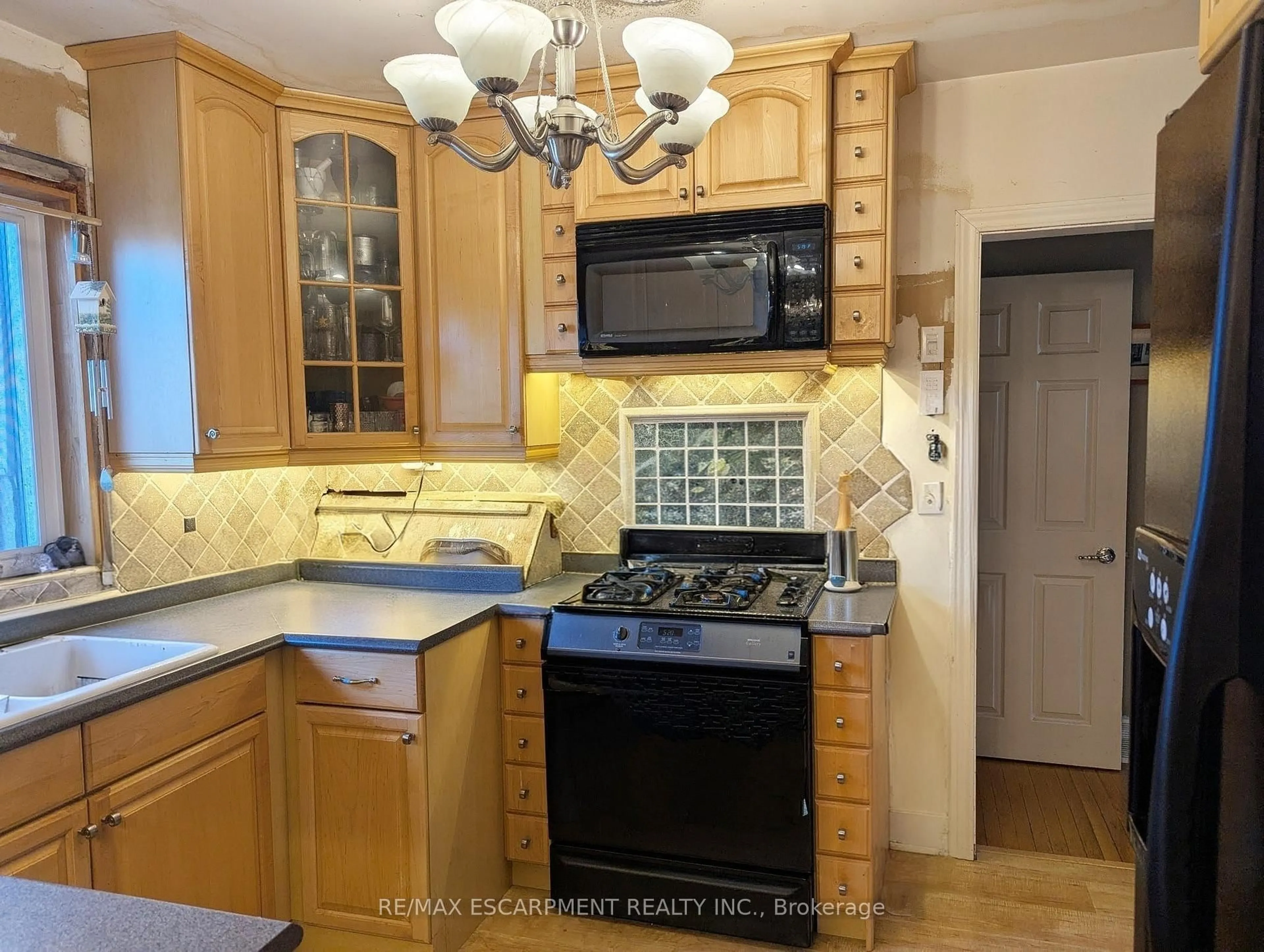 Standard kitchen, ceramic/tile floor for 35 Marcia Ave, Toronto Ontario M6B 2Y6