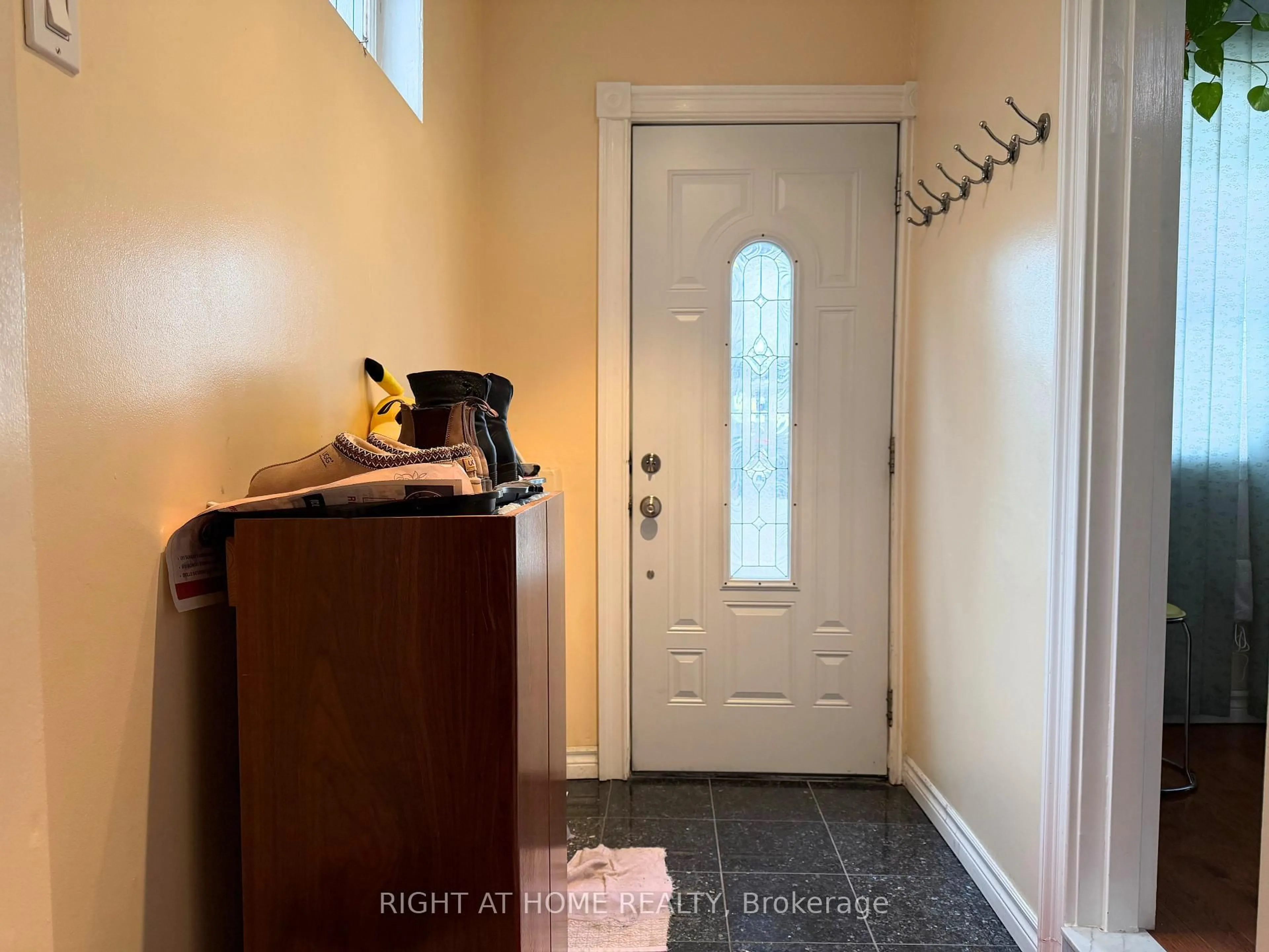 Indoor entryway for 785 Lansdowne Ave, Toronto Ontario M6H 3Z1