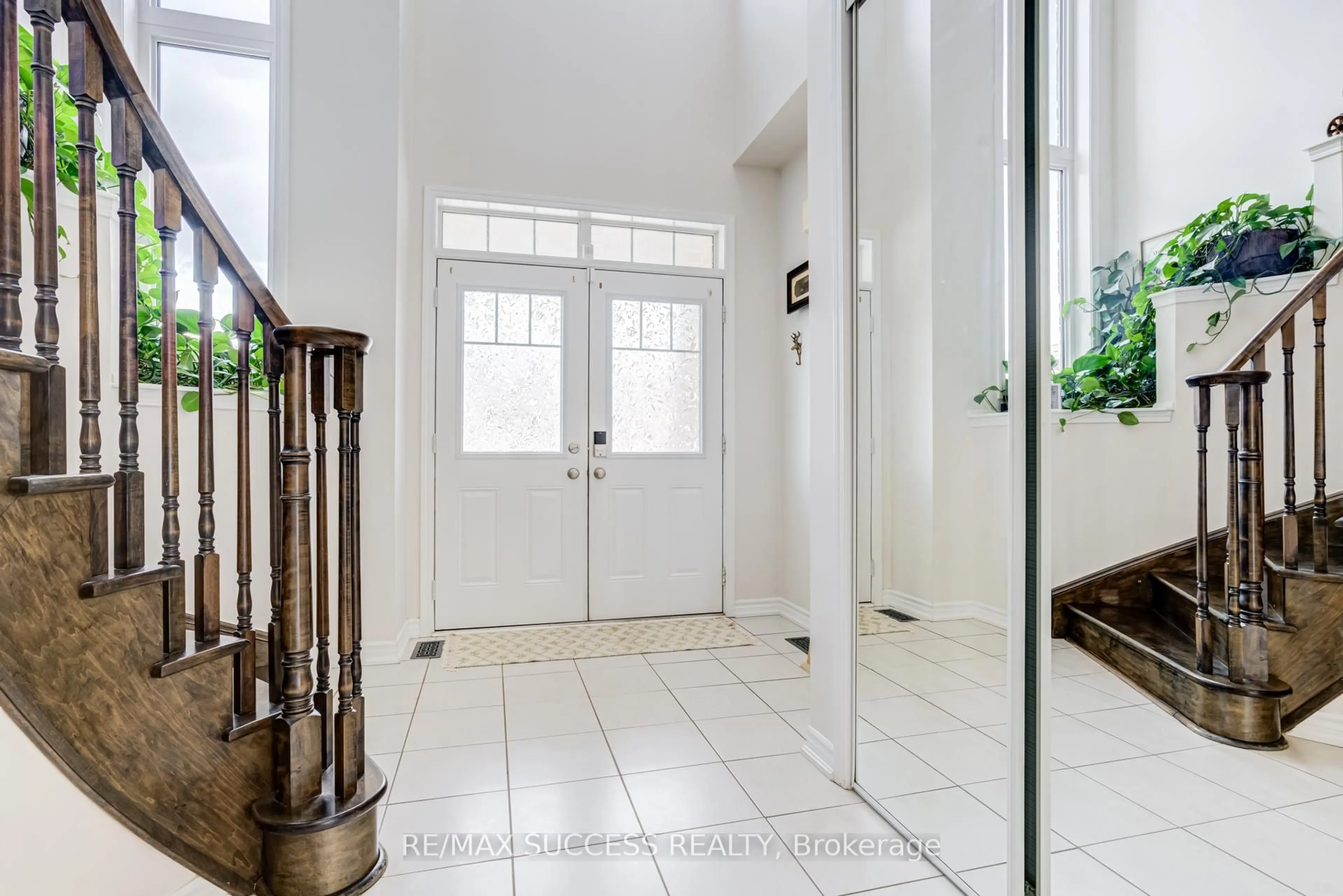 Indoor foyer for 91 Tysonville Circ, Brampton Ontario L7A 4B2