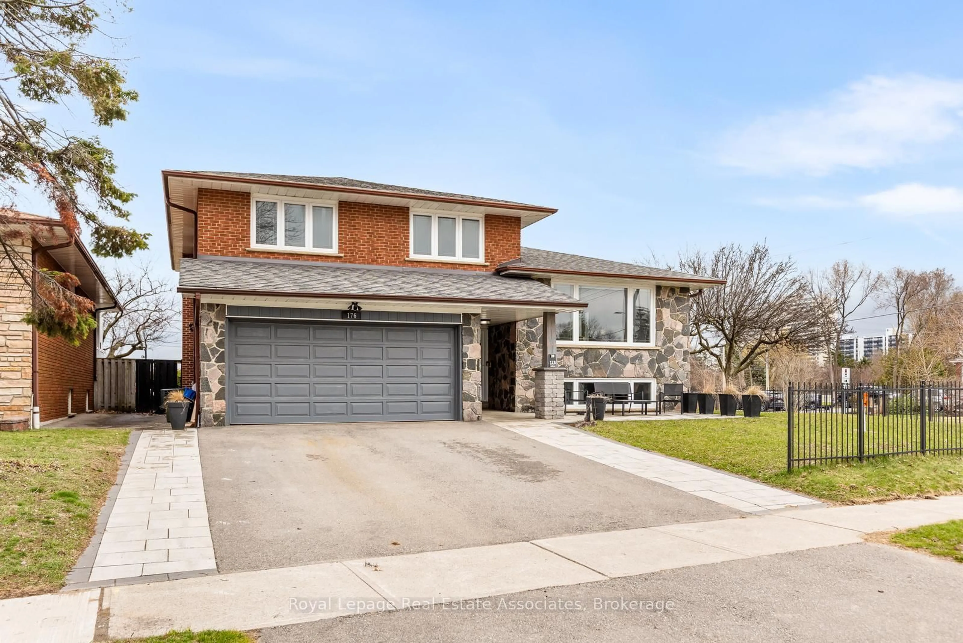 Home with brick exterior material, street for 176 Daphne Ave, Mississauga Ontario L5A 1M6