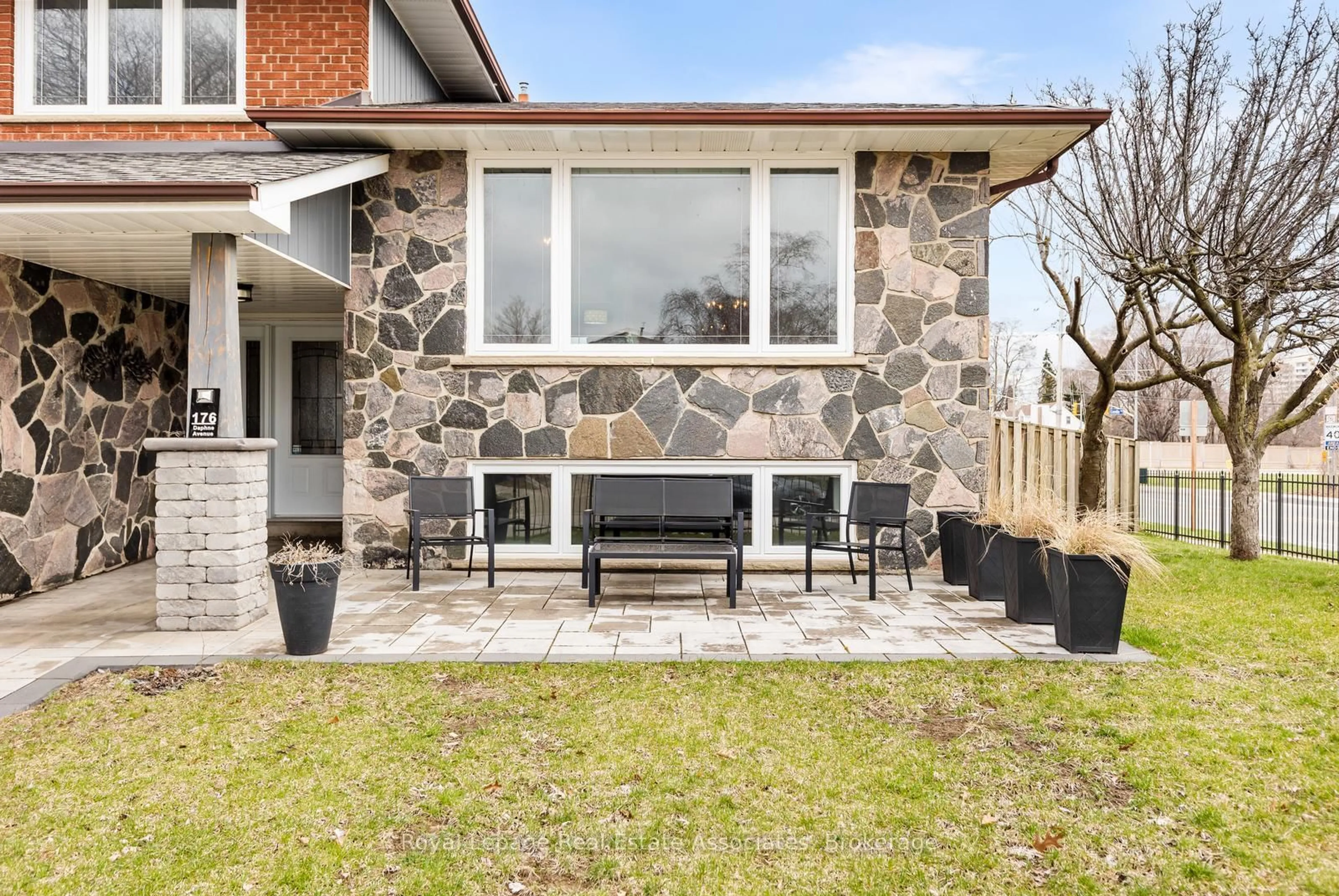 Patio, street for 176 Daphne Ave, Mississauga Ontario L5A 1M6
