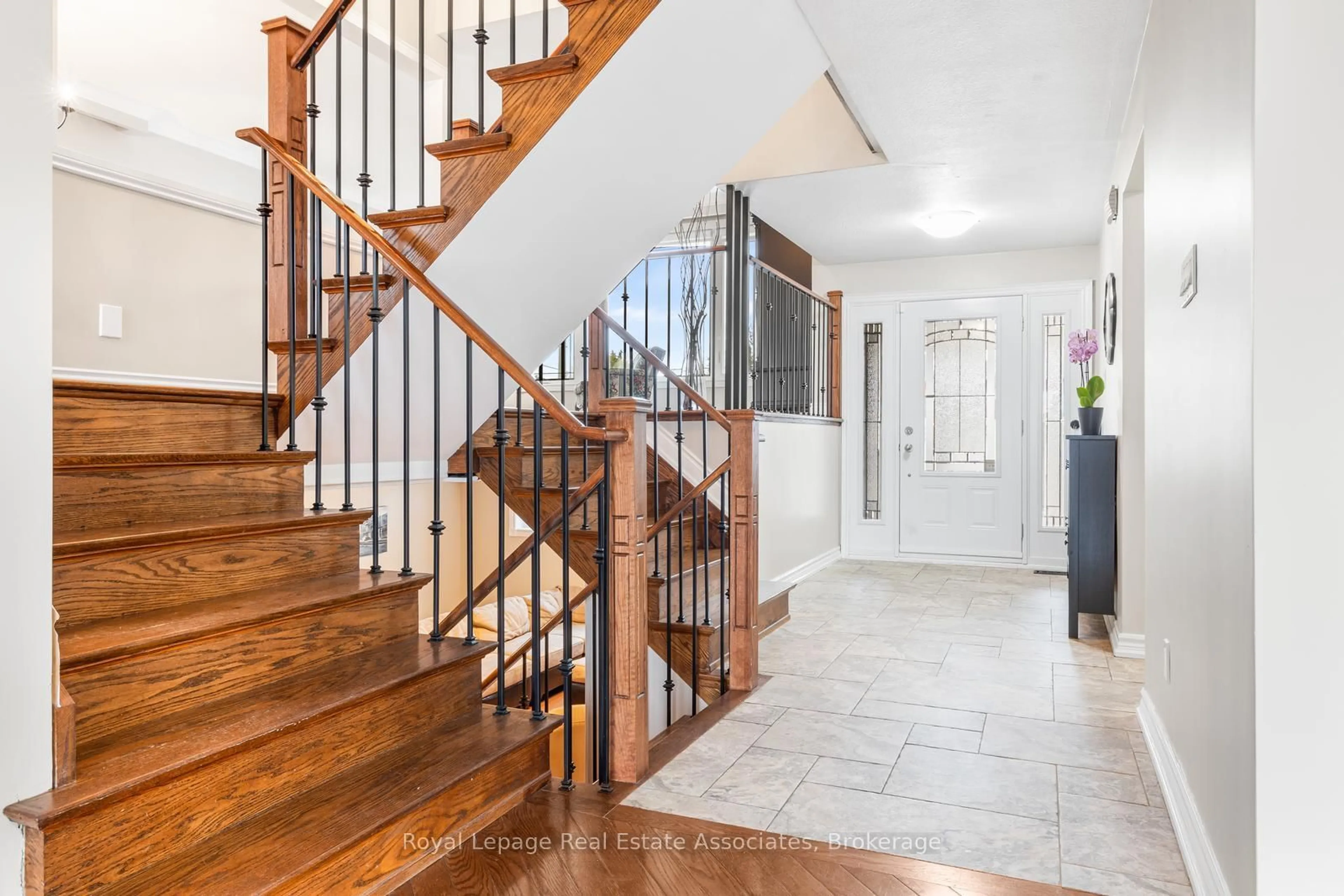 Unknown for 176 Daphne Ave, Mississauga Ontario L5A 1M6