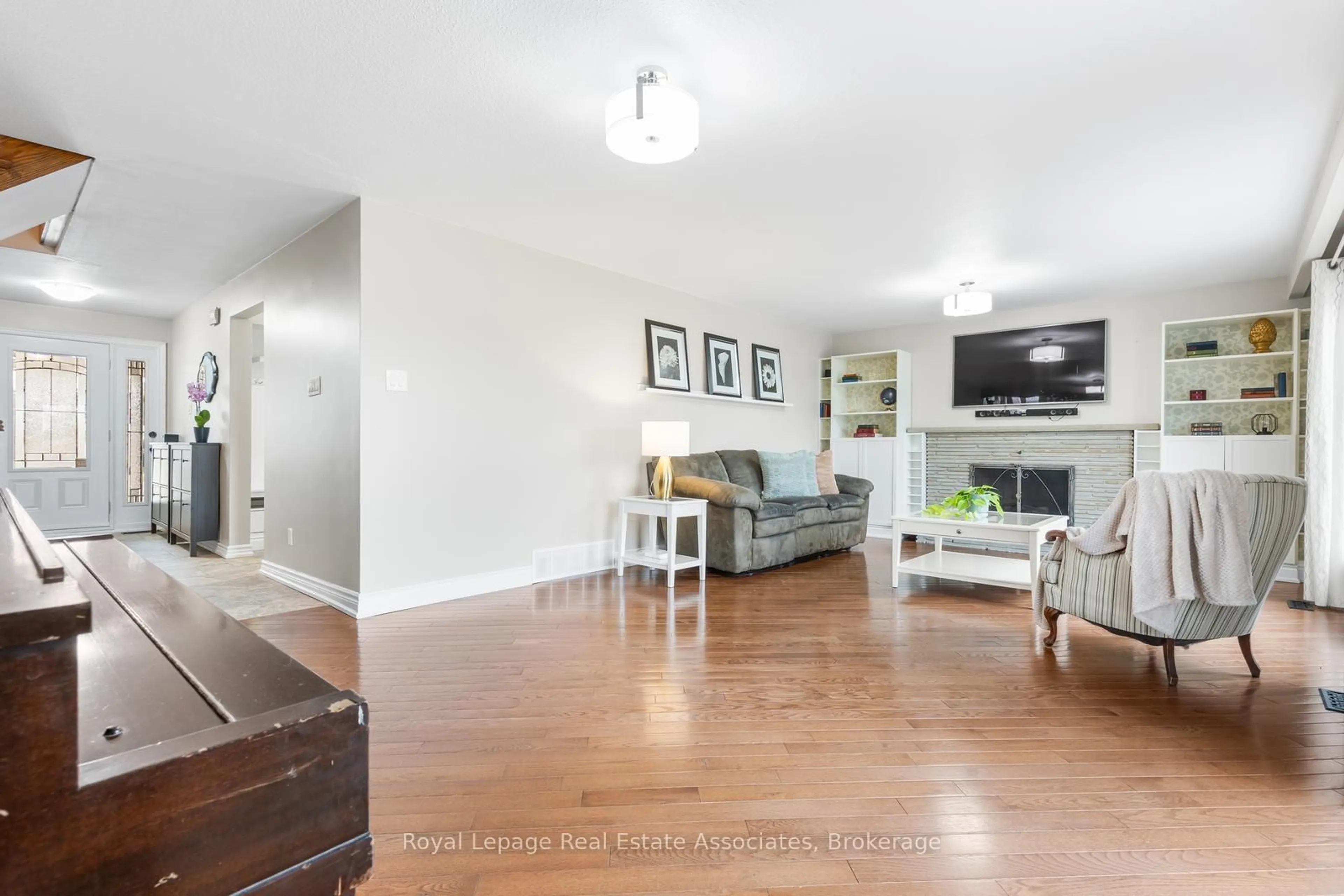 Living room with furniture, wood/laminate floor for 176 Daphne Ave, Mississauga Ontario L5A 1M6