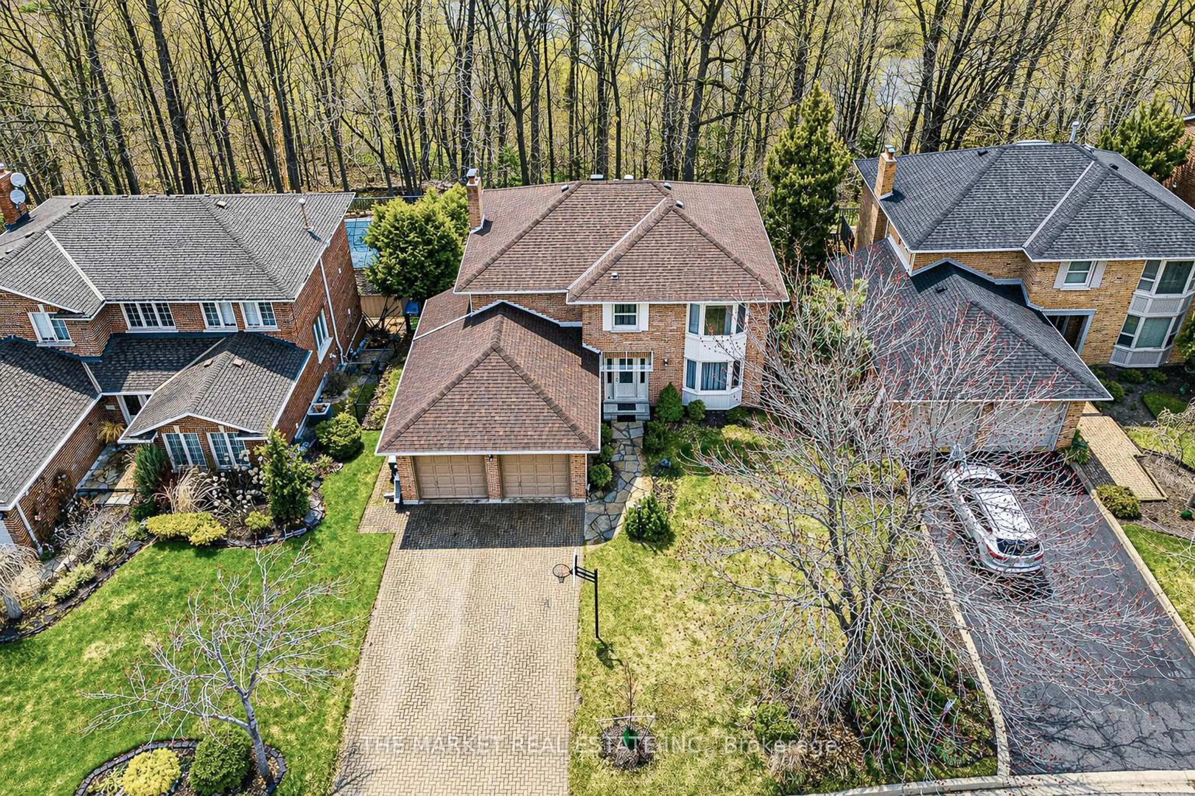 A pic from outside/outdoor area/front of a property/back of a property/a pic from drone, street for 3840 Promontory Cres, Mississauga Ontario L5L 3M2