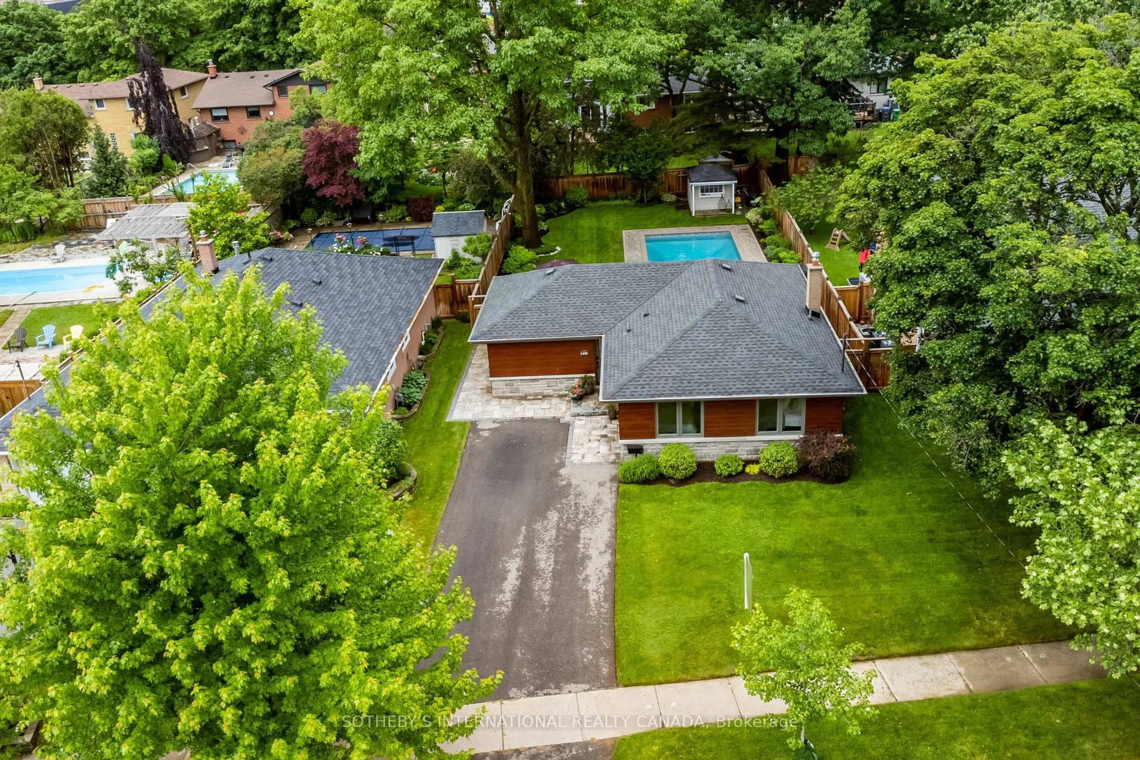 A pic from outside/outdoor area/front of a property/back of a property/a pic from drone, street for 1491 Venta Ave, Mississauga Ontario L4X 1C9