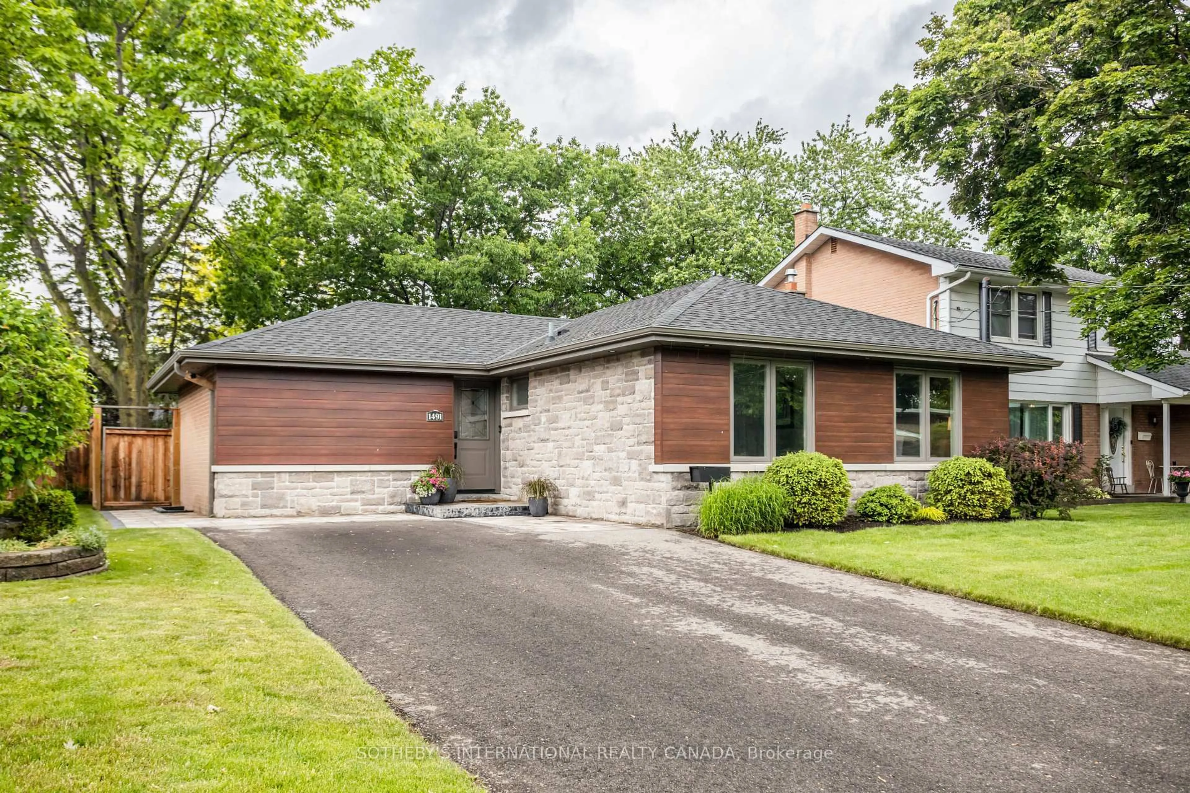 Home with brick exterior material, street for 1491 Venta Ave, Mississauga Ontario L4X 1C9