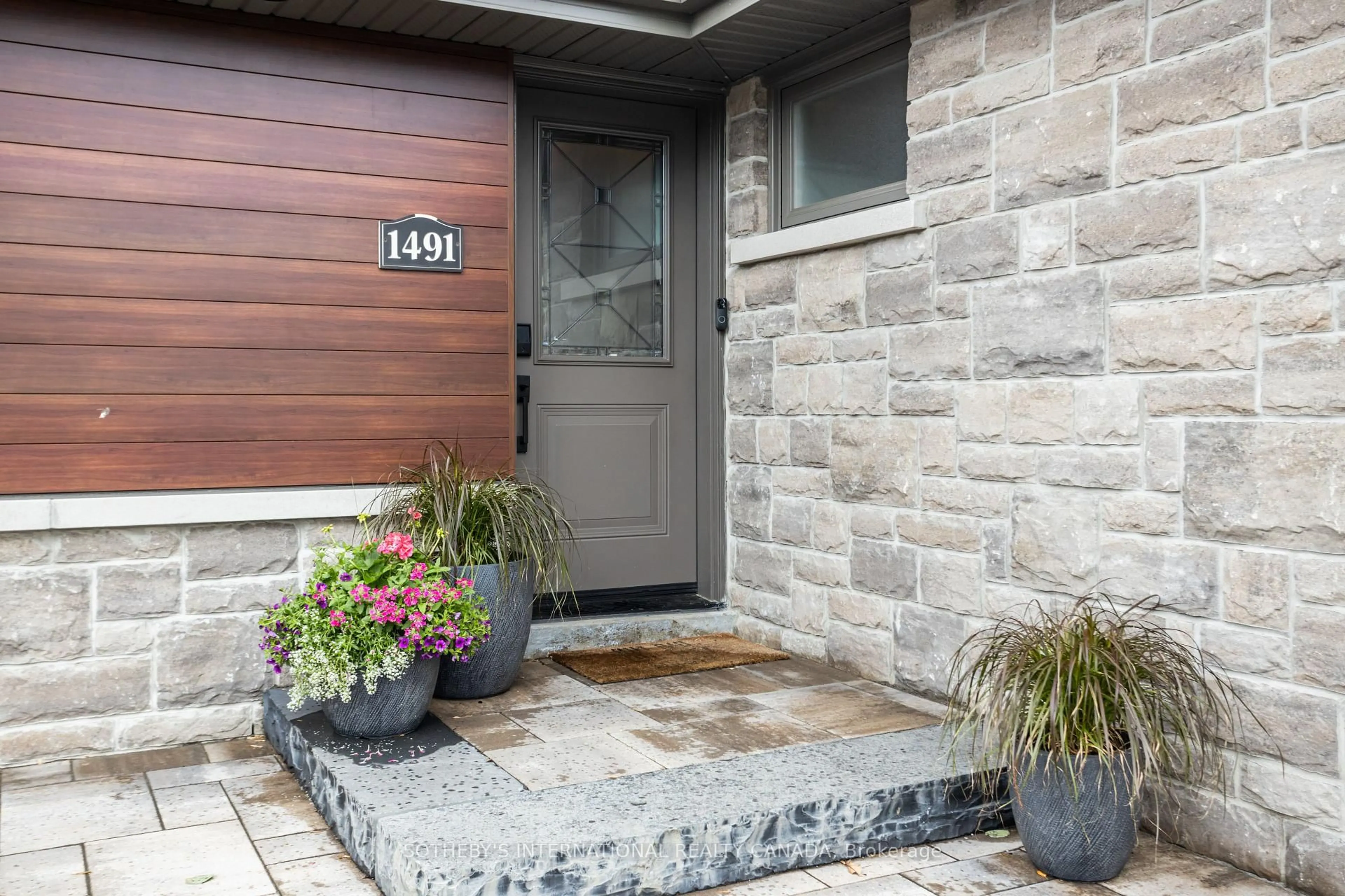 Indoor entryway for 1491 Venta Ave, Mississauga Ontario L4X 1C9