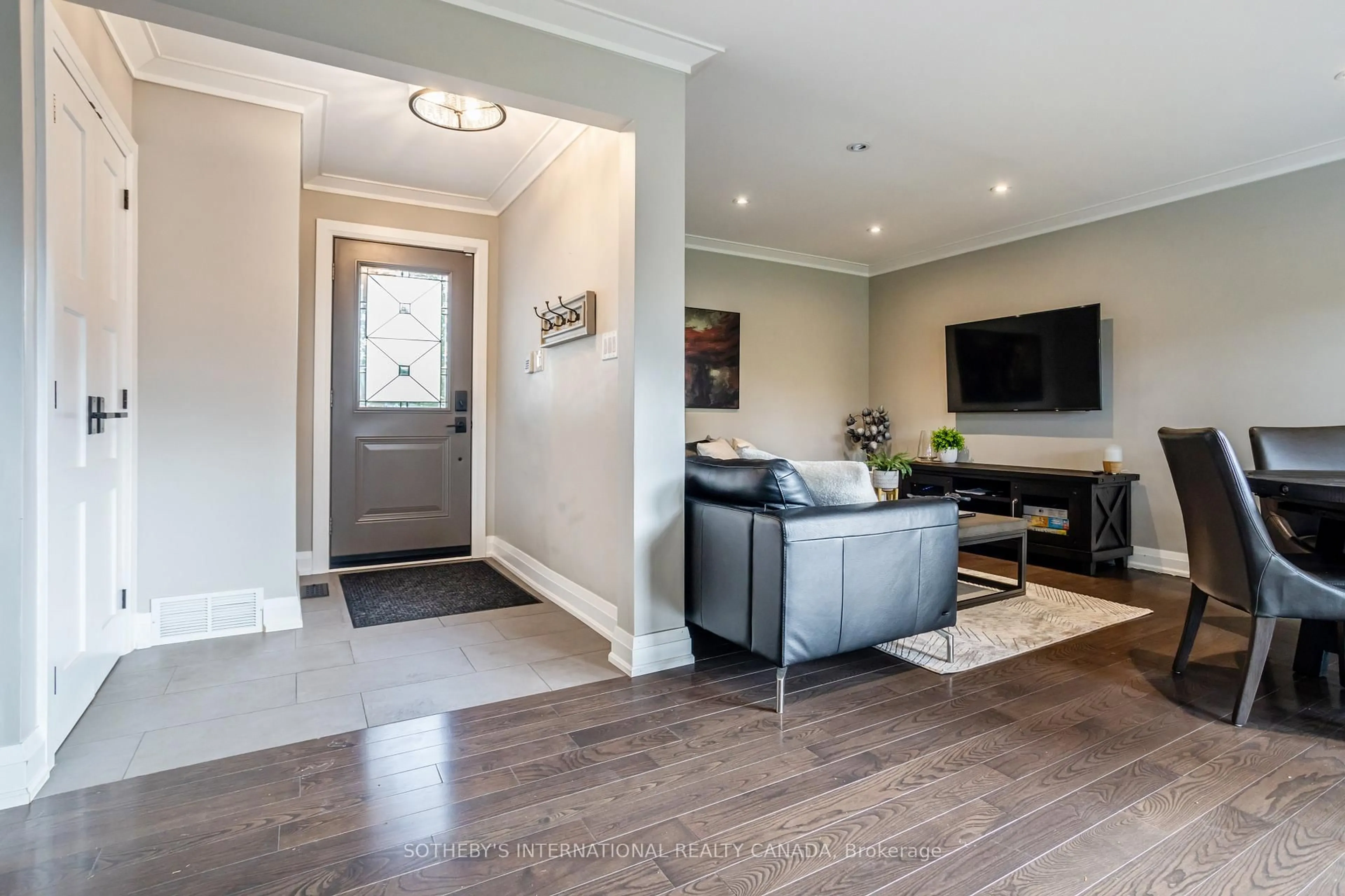 Indoor entryway for 1491 Venta Ave, Mississauga Ontario L4X 1C9