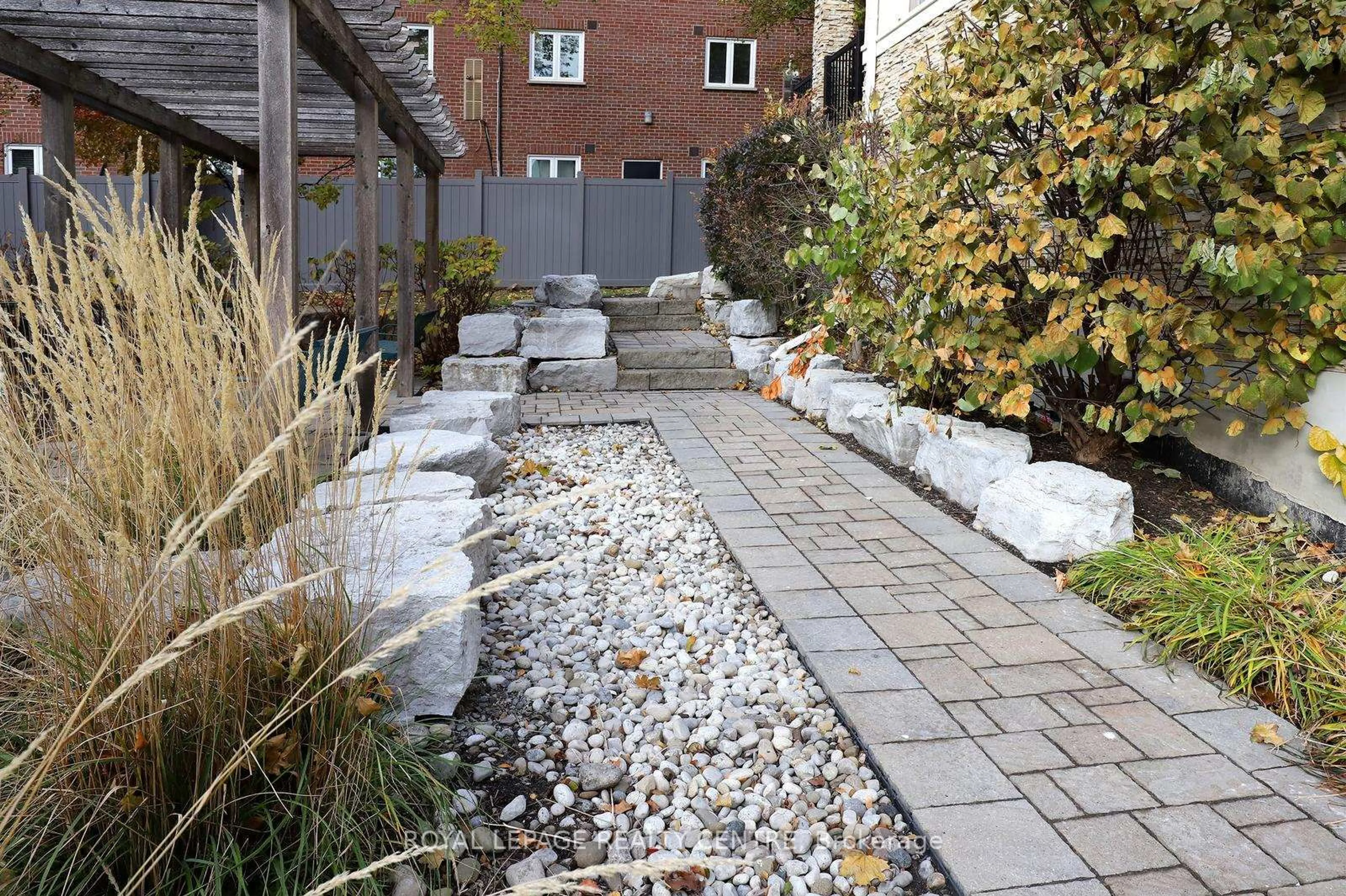 Patio, street for 3077 Cawthra Rd #10, Mississauga Ontario L5A 2X4