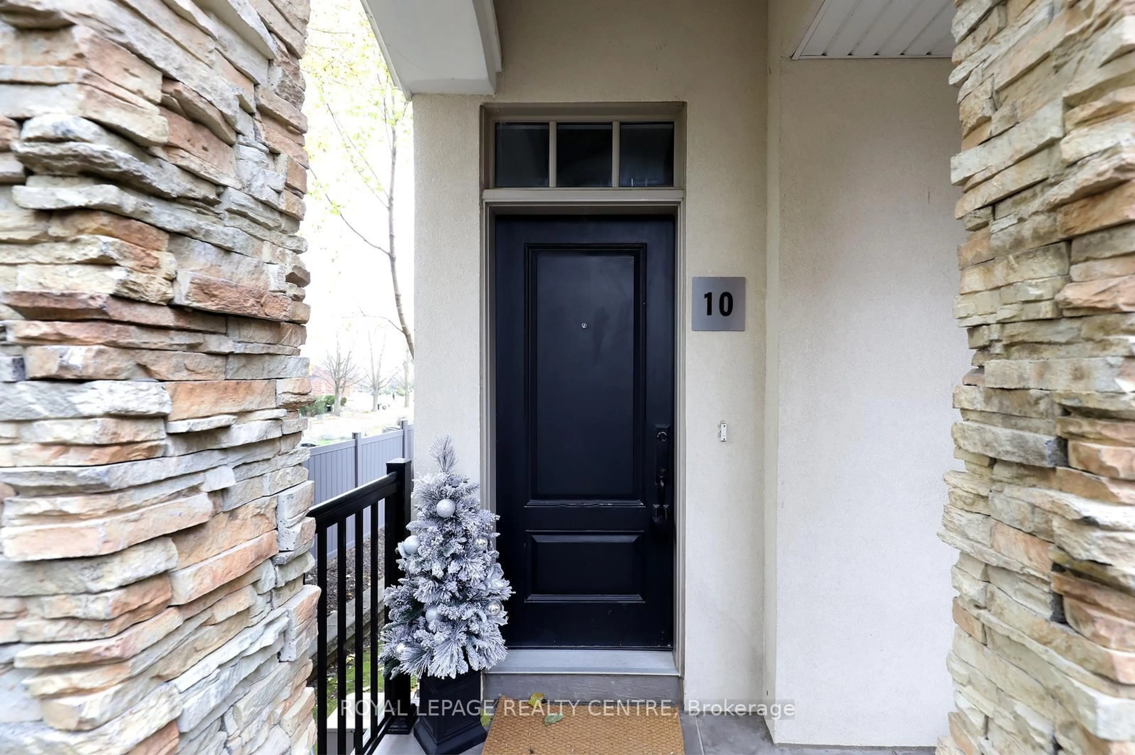 Indoor entryway for 3077 Cawthra Rd #10, Mississauga Ontario L5A 2X4